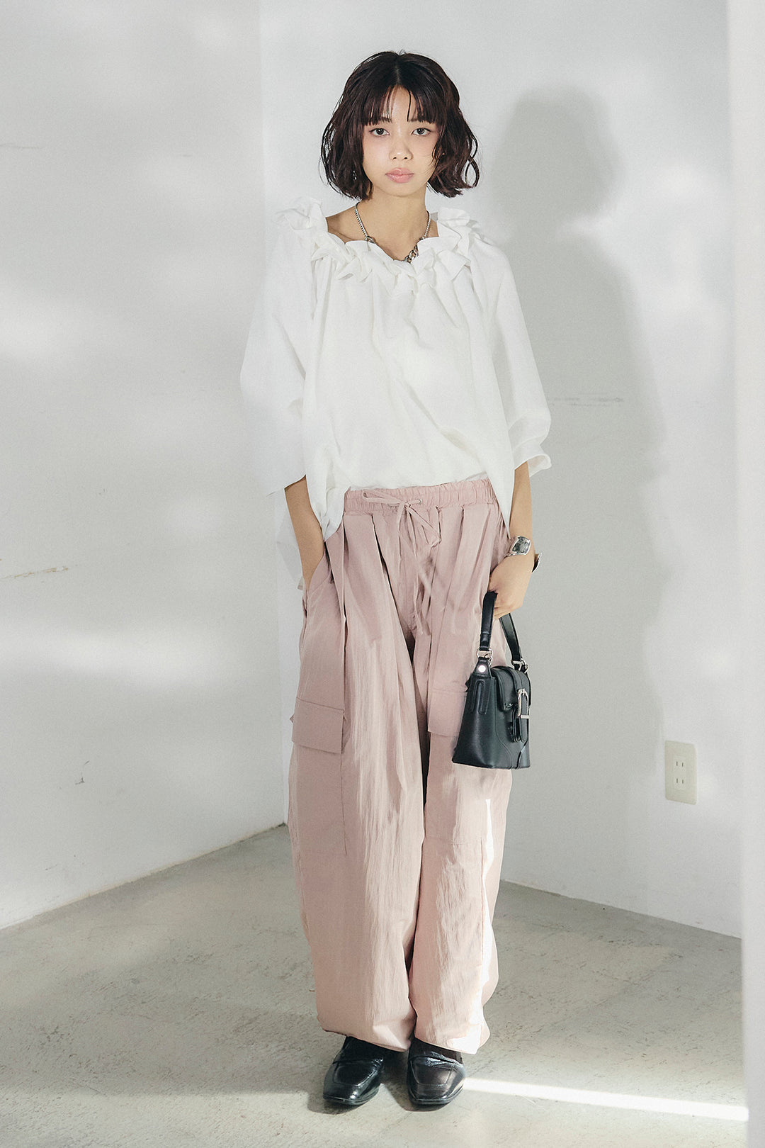 [SET]ネックフリルデザインブラウス+撥水ジョガーパンツ(2set)