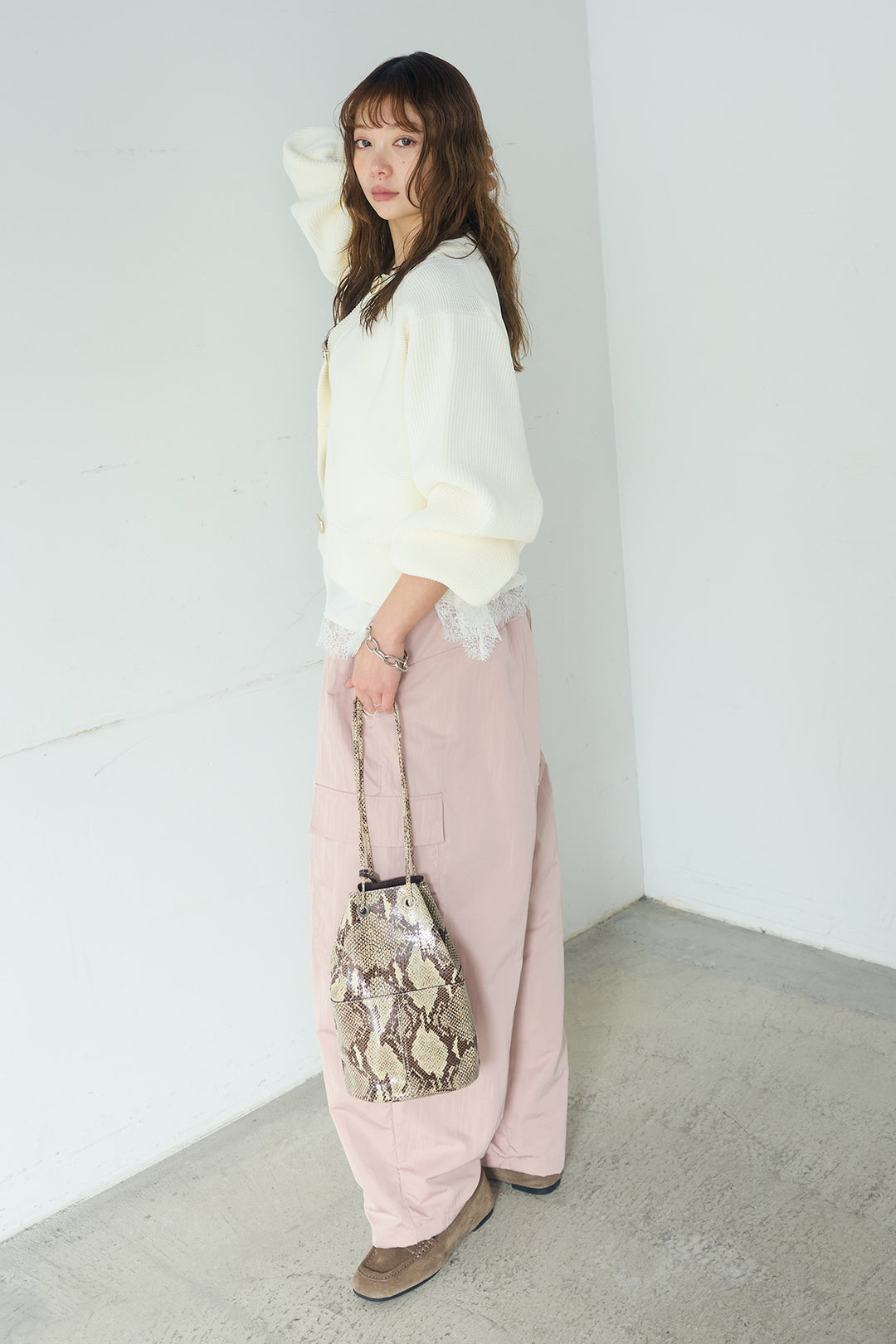 [SET]スポンディッシュBIGボタンクルーネックカーディガン+撥水ジョガーパンツ+ブロード切り替えぺプラムタンク(3set)