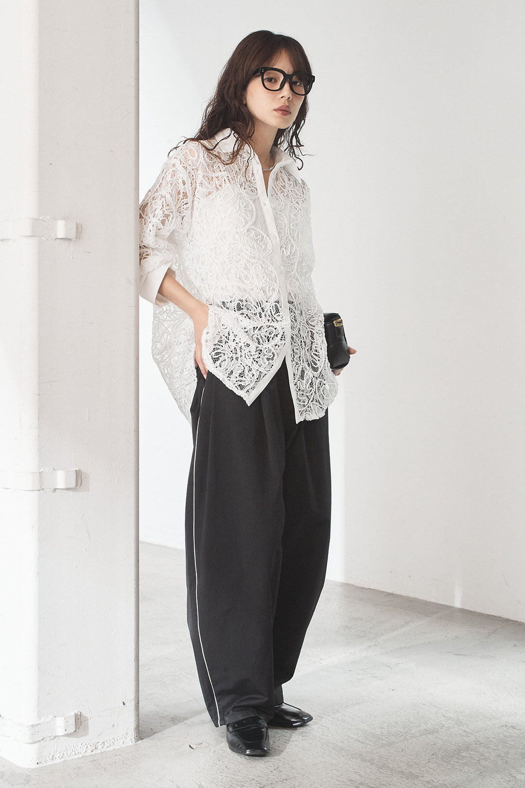 [SET]刺繍レースオーバーサイズシャツ+合繊ツイルパイピングタックカーブパンツ(2set)