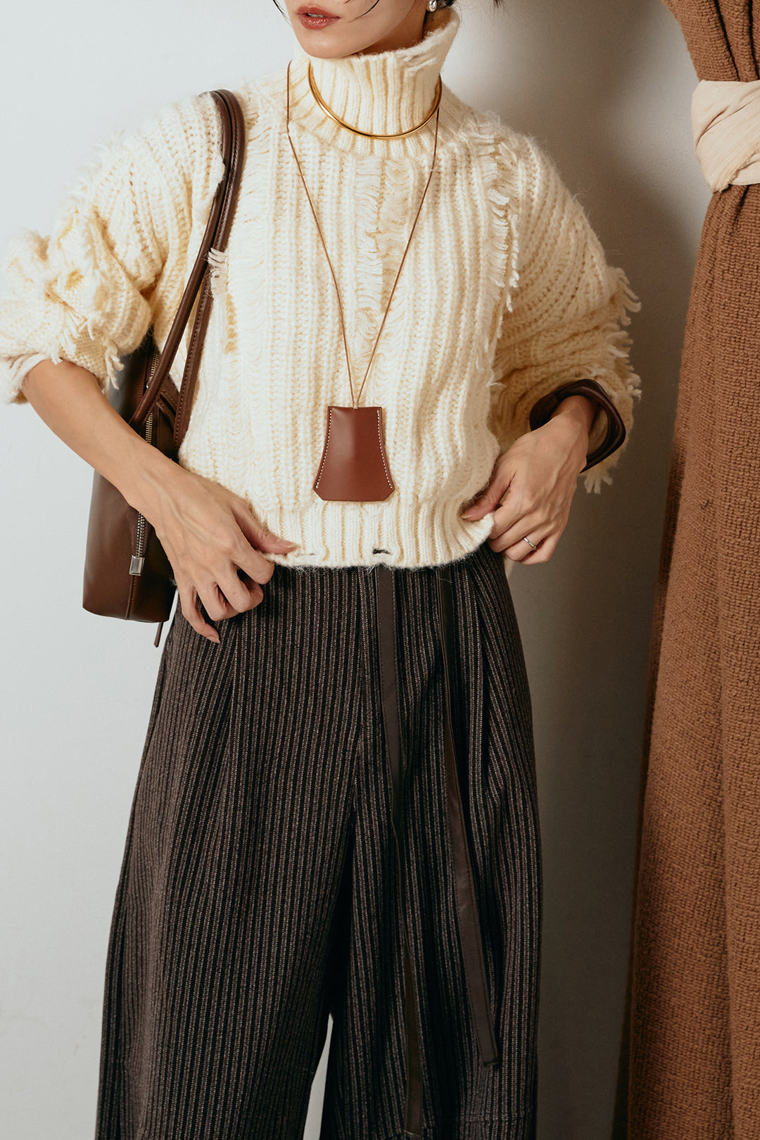 [SET]フリンジタートルショートニット+レザーライク配色ストライプパンツ(2set)