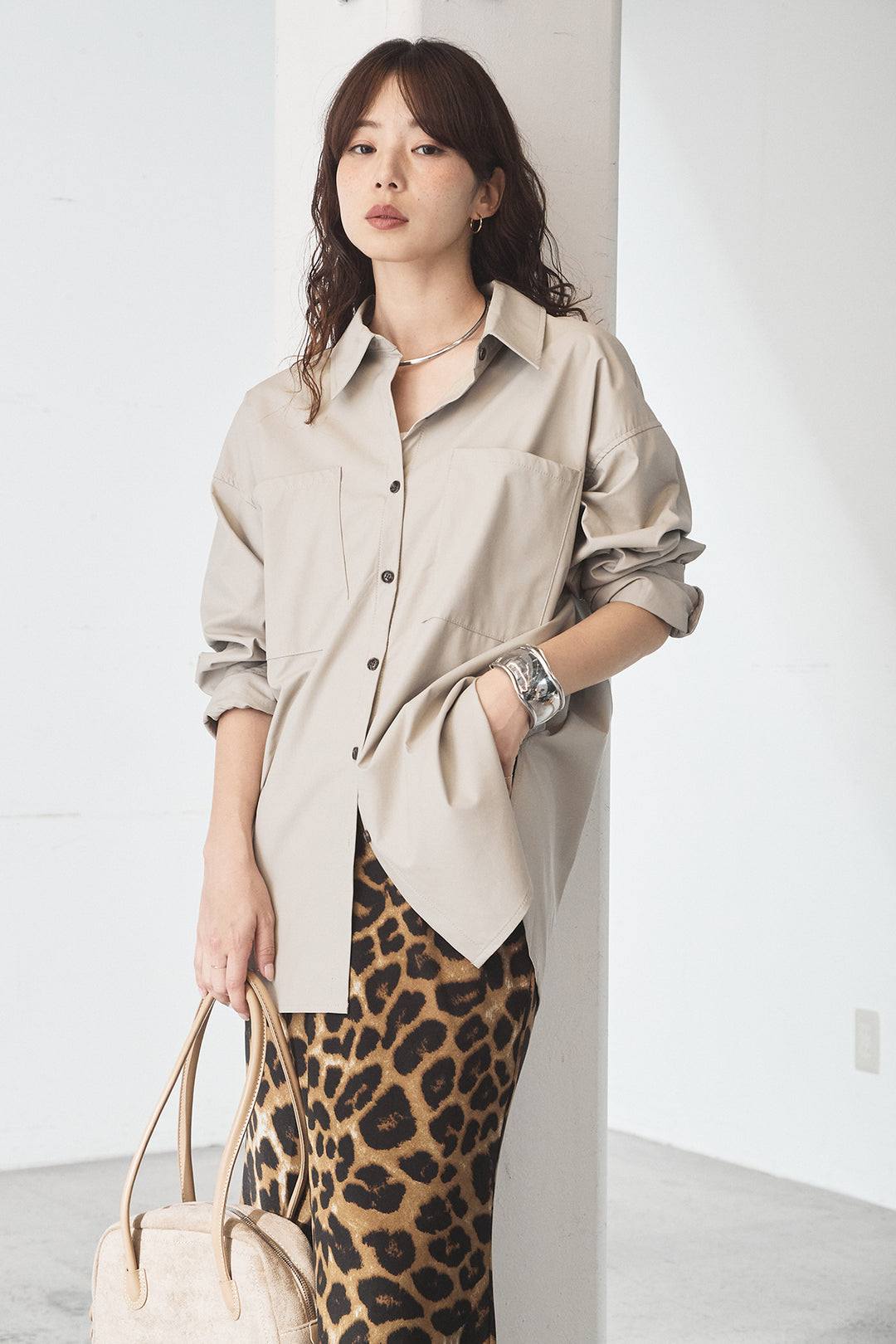 [SET]ウォッシャブルエコレザービックカフスシャツ+レオパードサテンナロースカート(2set)