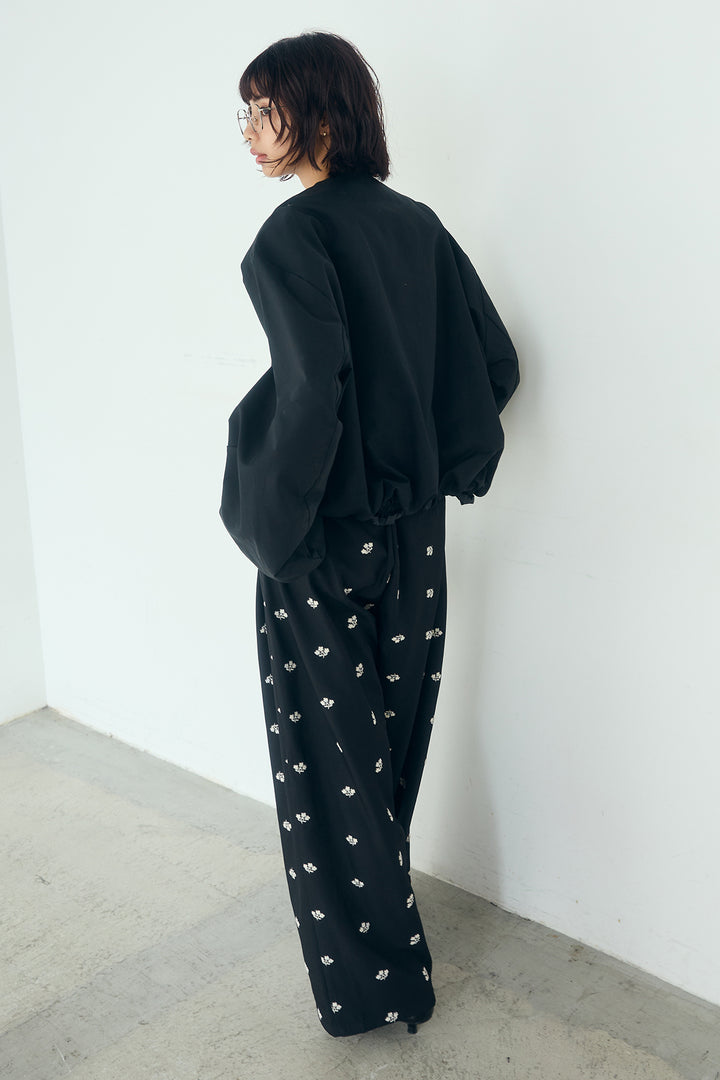 [SET]ノーカラーフロントギャザージップアウター+花柄刺繍ツイルタックパンツ(2set)