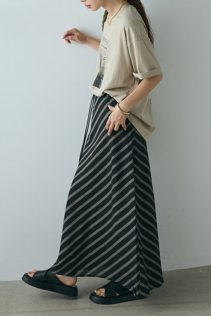 [SET]ニュースペーパーグラフィックTシャツ+ベルト付き斜めライン柄スカート(2set)