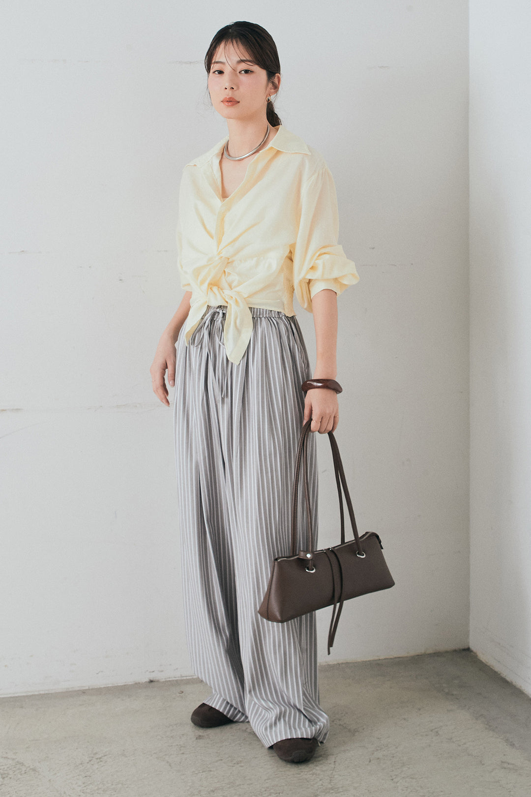 [SET]裾巻きツイストデザインシャツ+レーヨンストライプイージーワイドパンツ(2set)