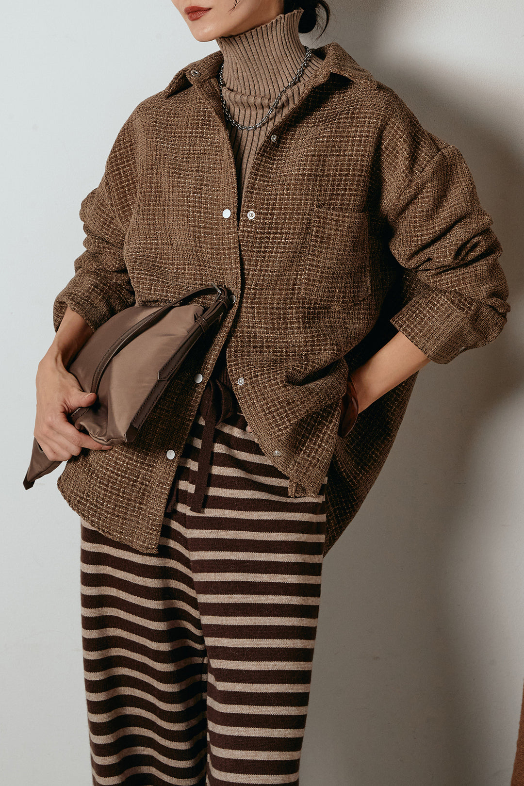 [SET]ルーズクラッシュツイルシャツ+リブニットシームレスタートルプルオーバー+ボーダーリラックスニットパンツ(3set)