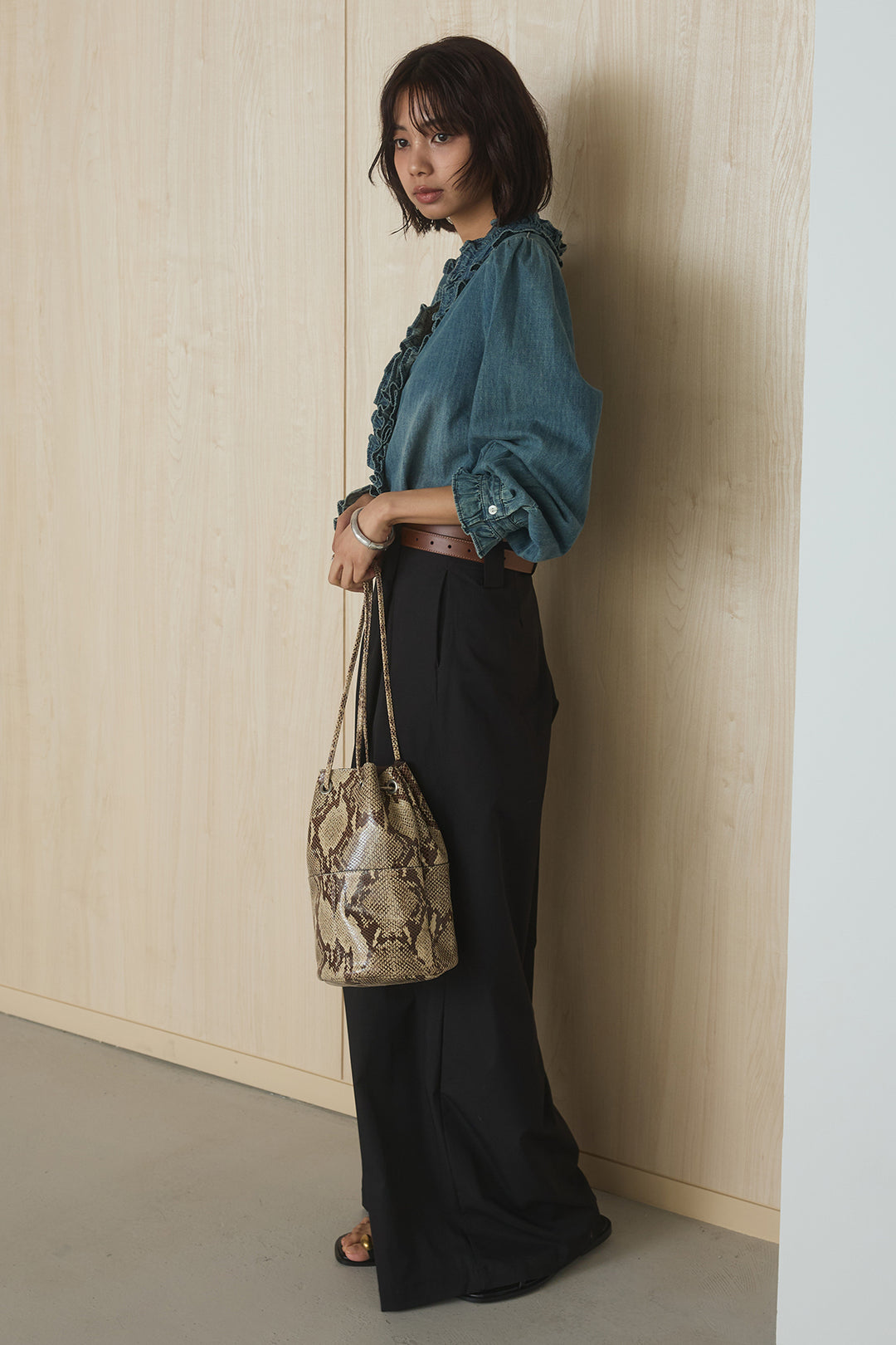 [SET]Vネックデニムフリルトップス+ベルトループデザインハイウエストタックパンツ(2set)