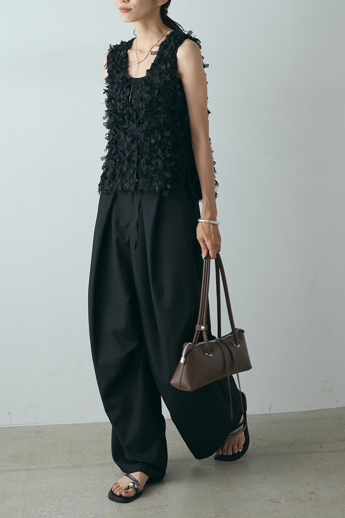 ブラック ワイドパンツ ボタン式 ツーボタンブラックデニムワイドパンツ | ファッション通販サイト NUGU