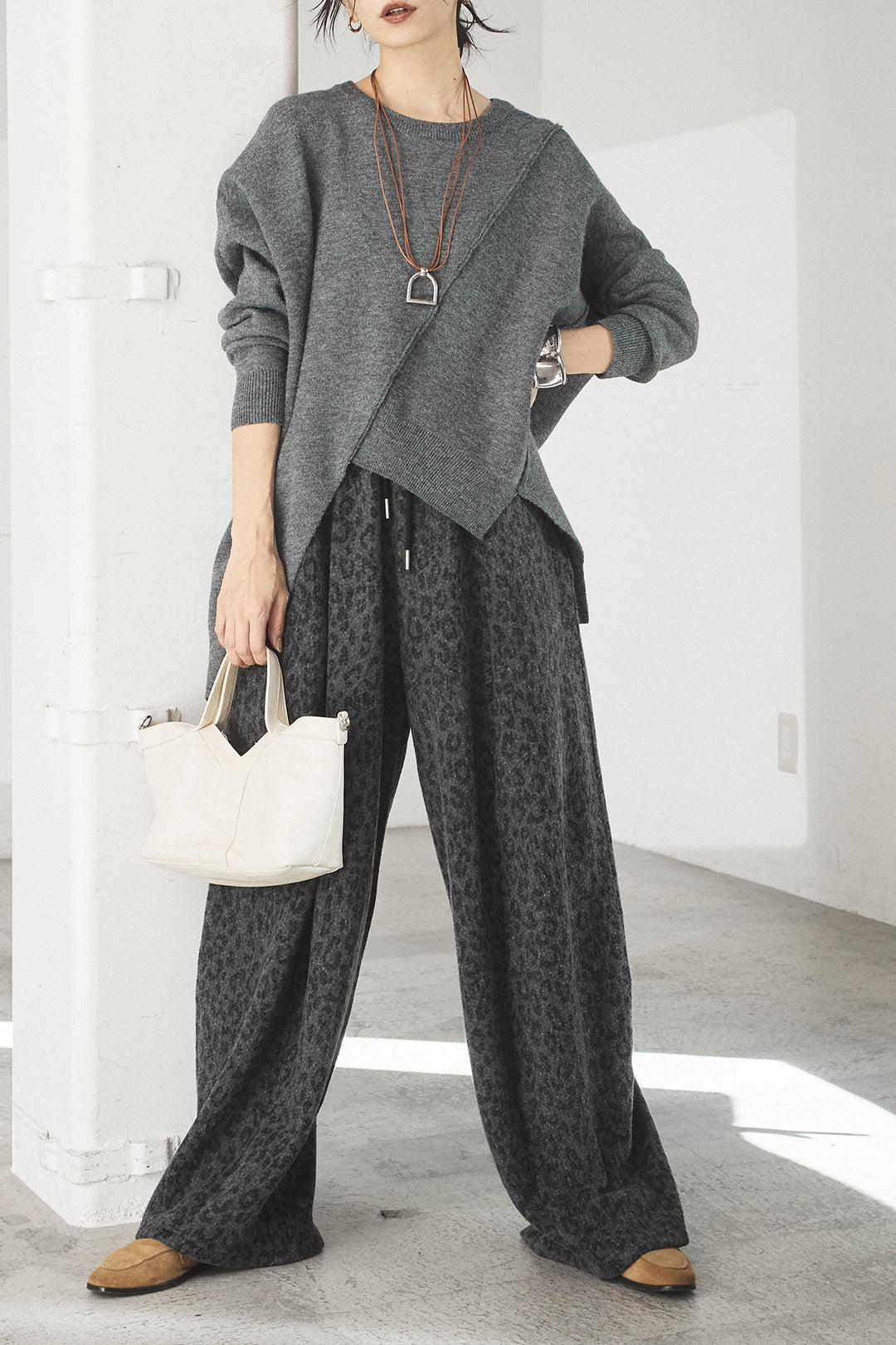 [SET]アシンメトリーデザインニットトップス+リラックスレオパード柄ワイドパンツ(2set)