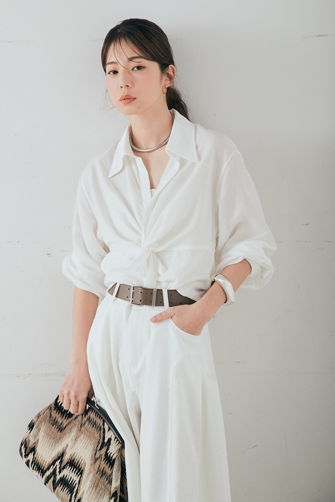 [SET]裾巻きツイストデザインシャツ+ベルト付きサイドタックワイドパンツ(2set)