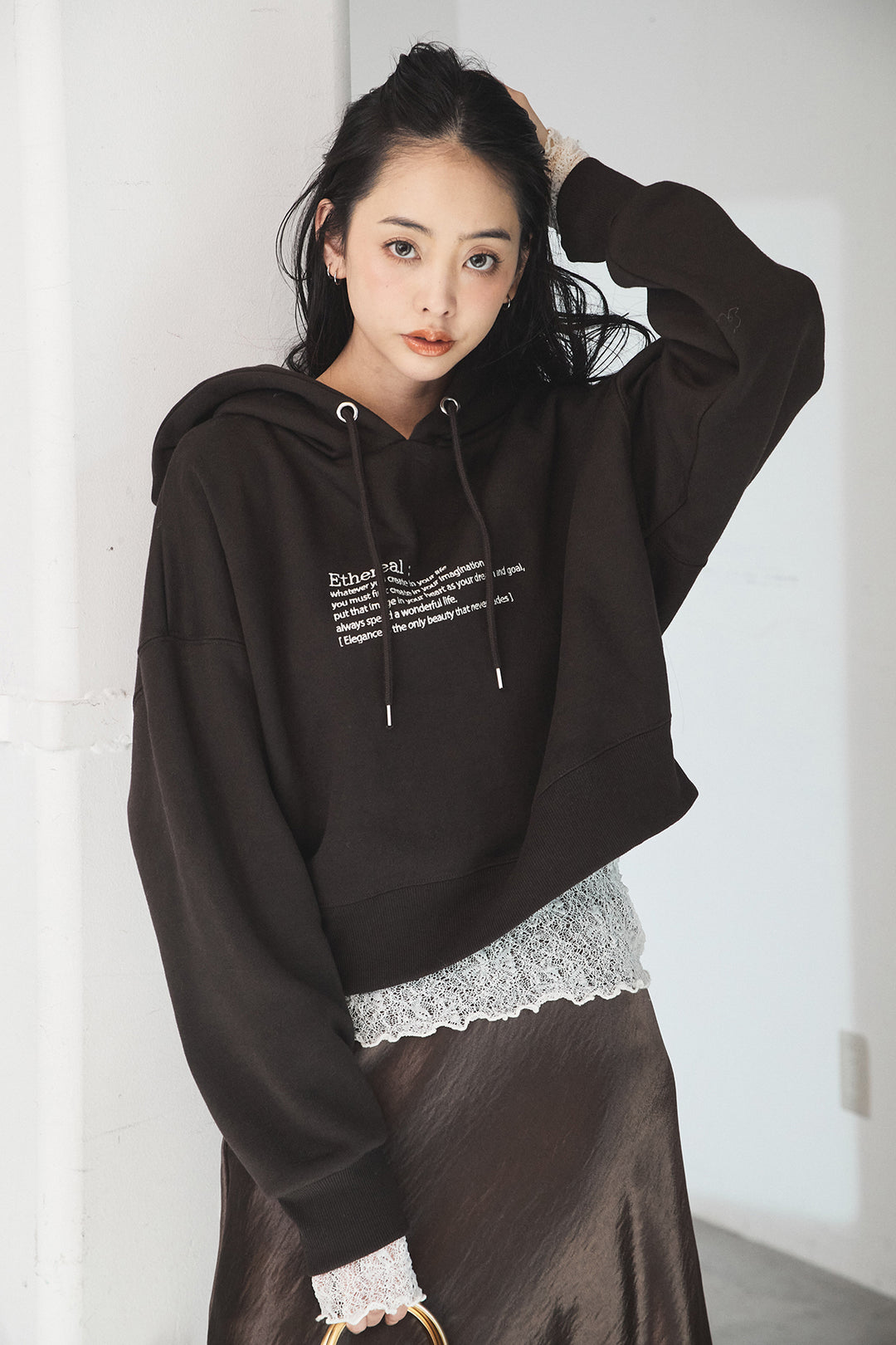 [SET]裏起毛レタリング刺繍フーディショートプルオーバー+ストレッチレースクルーネックインナー+裾レースデザインサテンスカート(3set)