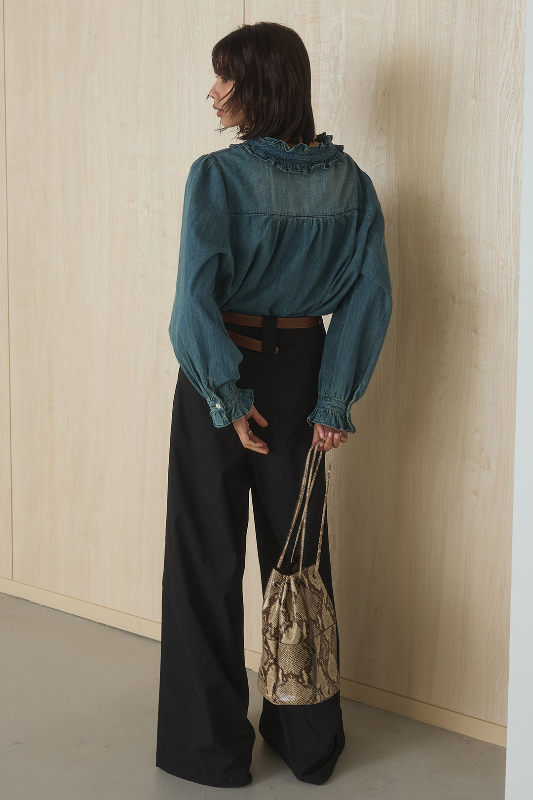 [SET]Vネックデニムフリルトップス+ベルトループデザインハイウエストタックパンツ(2set)