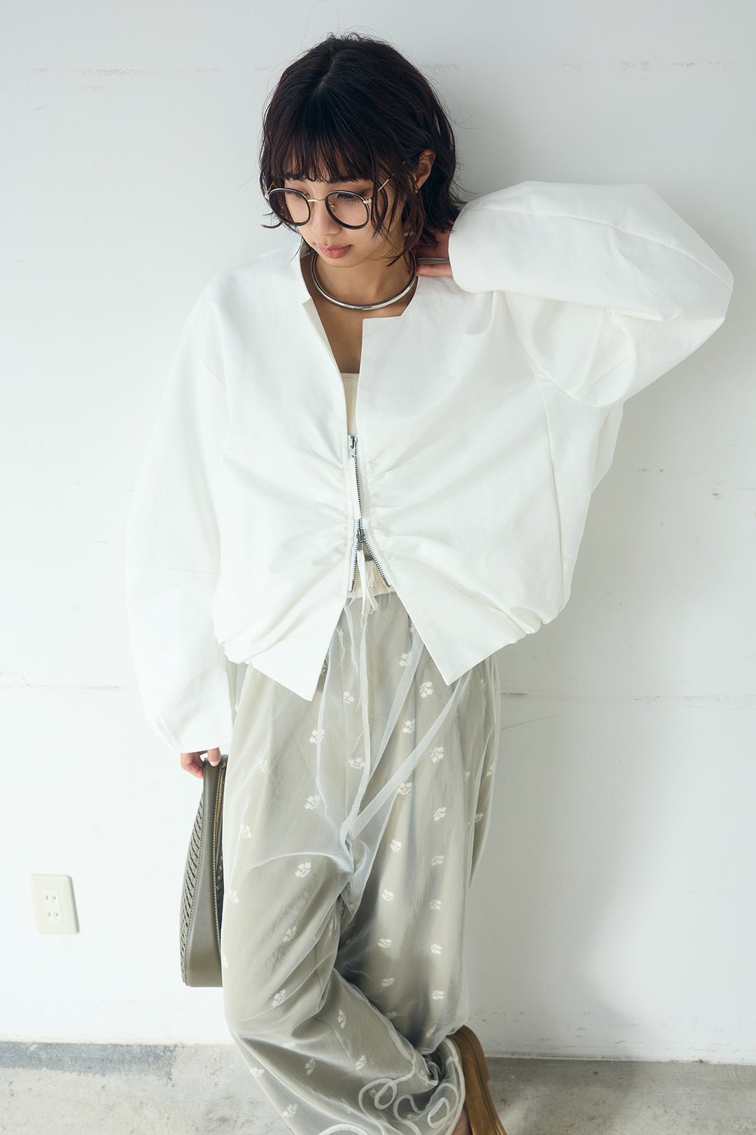 [SET]ノーカラーフロントギャザージップアウター+花柄刺繍ツイルタックパンツ+ニュアンスウェーブ刺繍シアーチュールパンツ(3set)