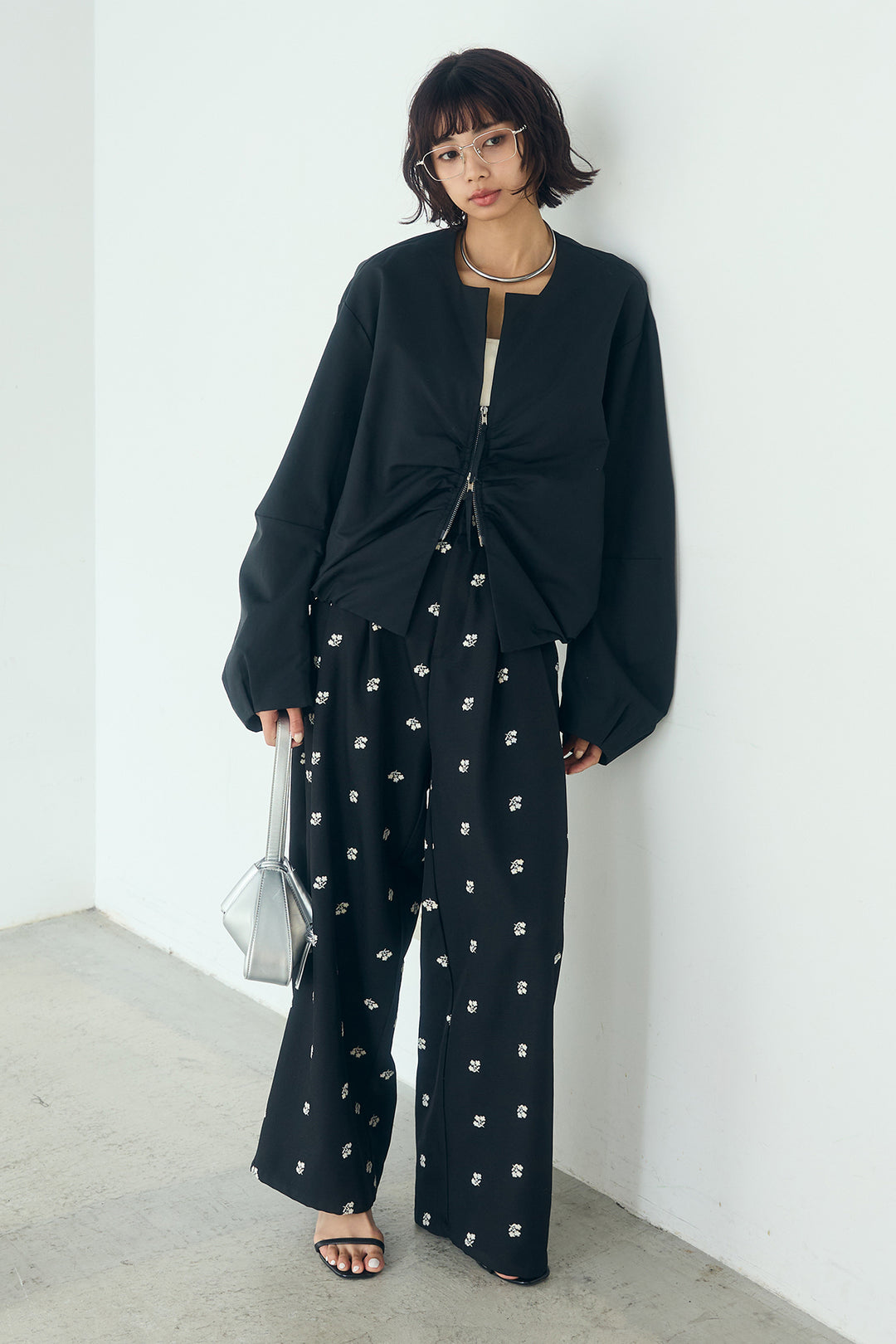 [SET]ノーカラーフロントギャザージップアウター+花柄刺繍ツイルタックパンツ(2set)