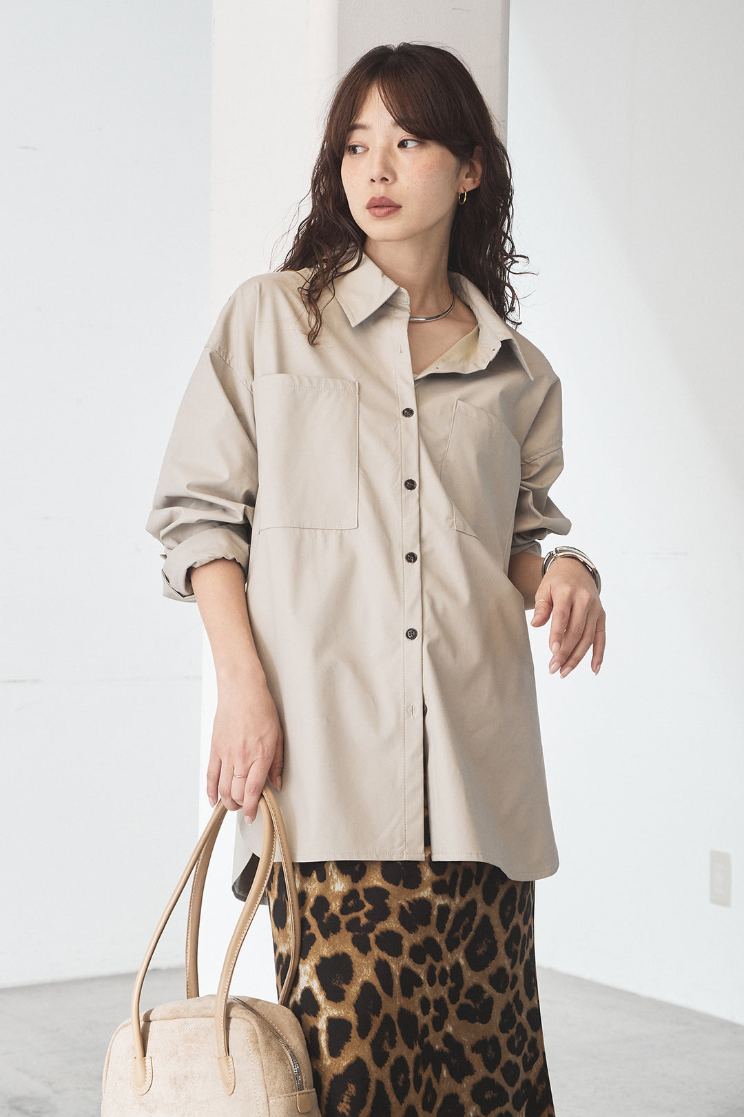 [SET]ウォッシャブルエコレザービックカフスシャツ+レオパードサテンナロースカート(2set)