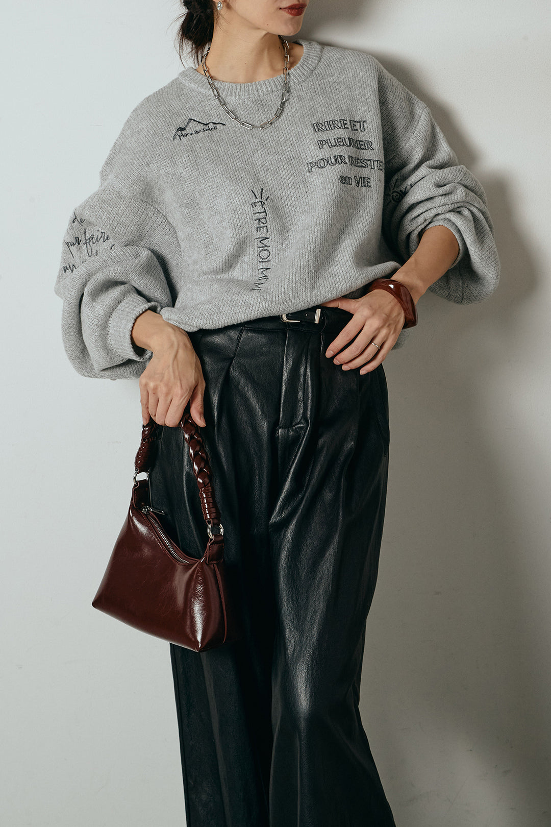 [SET]刺繍ロゴランダムデザインニットトップス+ベルト付きレザーライクタックパンツ(2set)