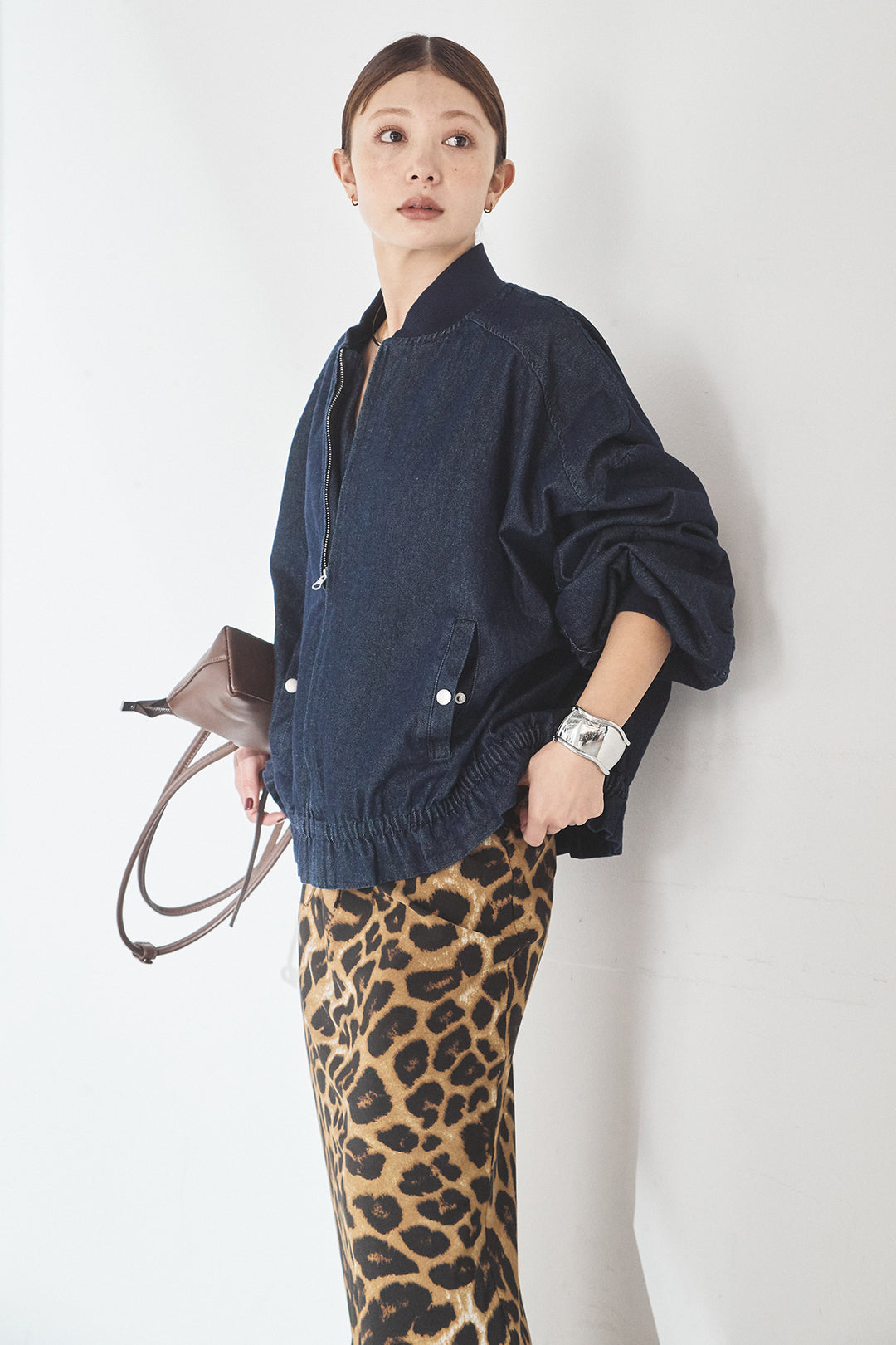 [SET]袖シャーリング裾フリルデニムブルゾン+レオパードサテンナロースカート(2set)