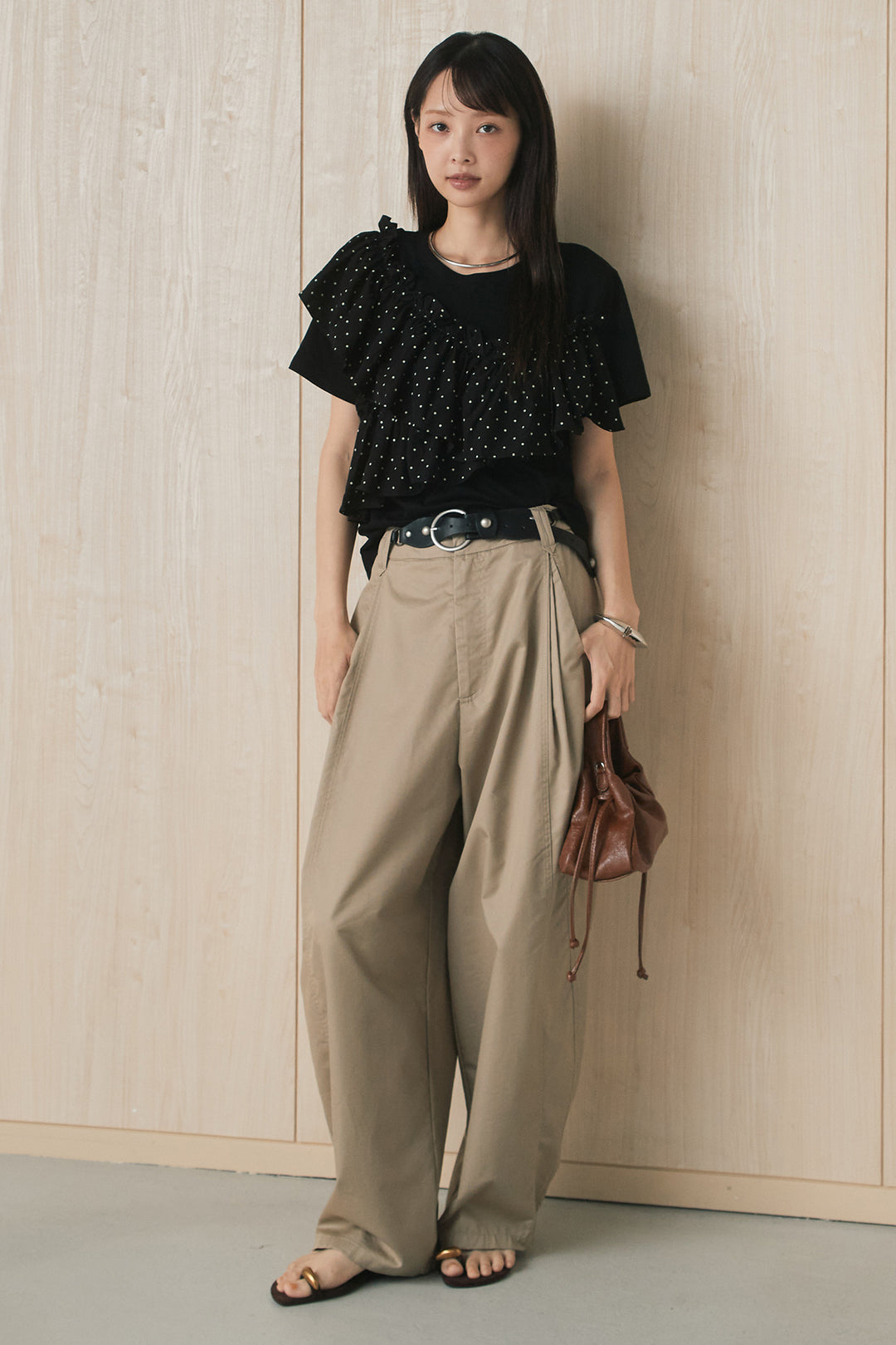 [SET]ドットアシメフリルデザインTシャツ+サークルバックルベルト付きタックワイドパンツ(2set)
