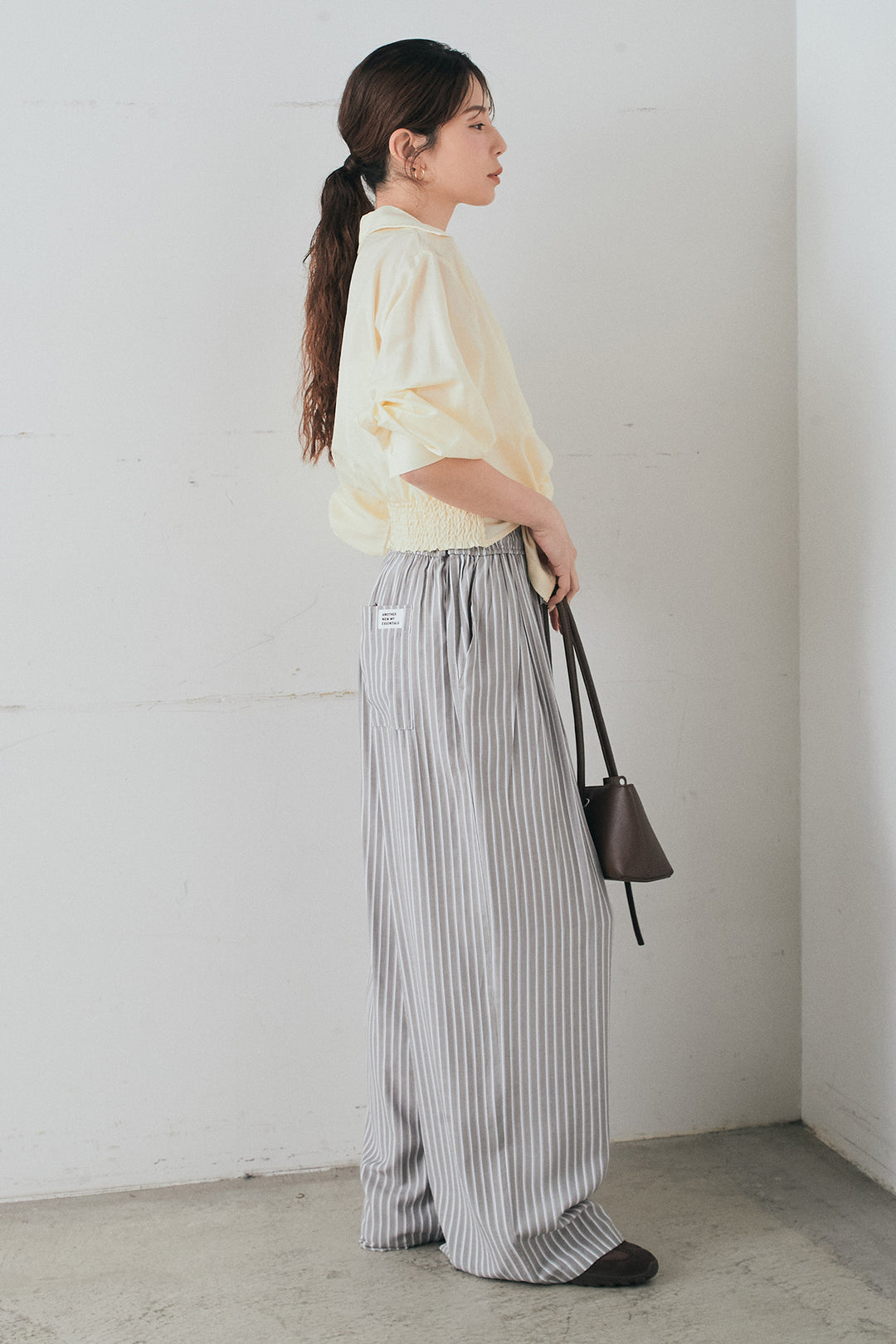 [SET]裾巻きツイストデザインシャツ+レーヨンストライプイージーワイドパンツ(2set)
