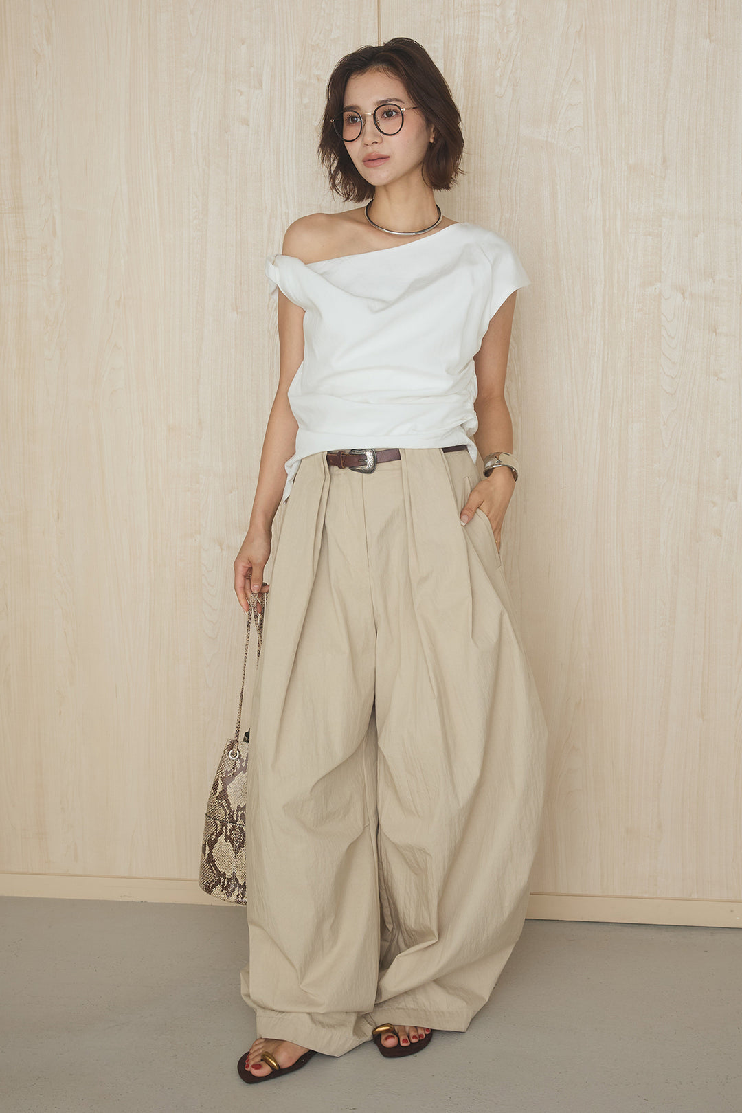 [SET]ノースリーブアシンメトリートップス+ニーサイドタックボリュームカーブパンツ(2set)