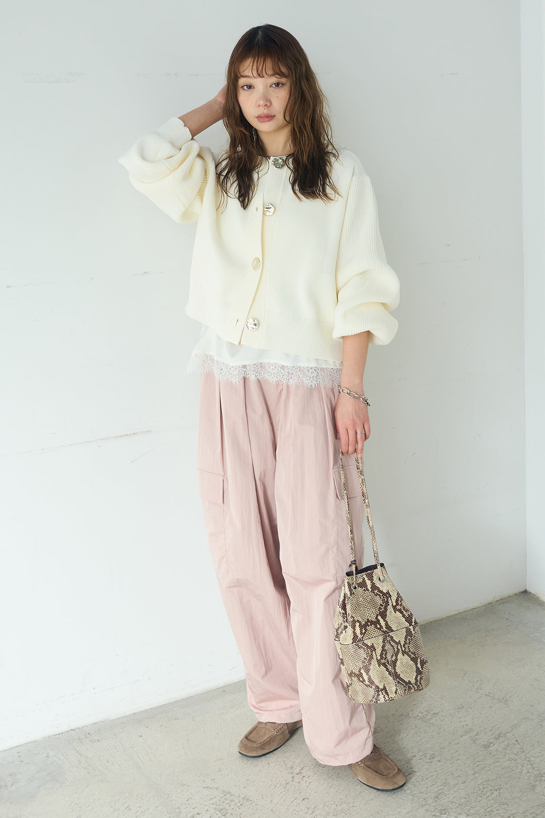 [SET]スポンディッシュBIGボタンクルーネックカーディガン+撥水ジョガーパンツ+ブロード切り替えぺプラムタンク(3set)