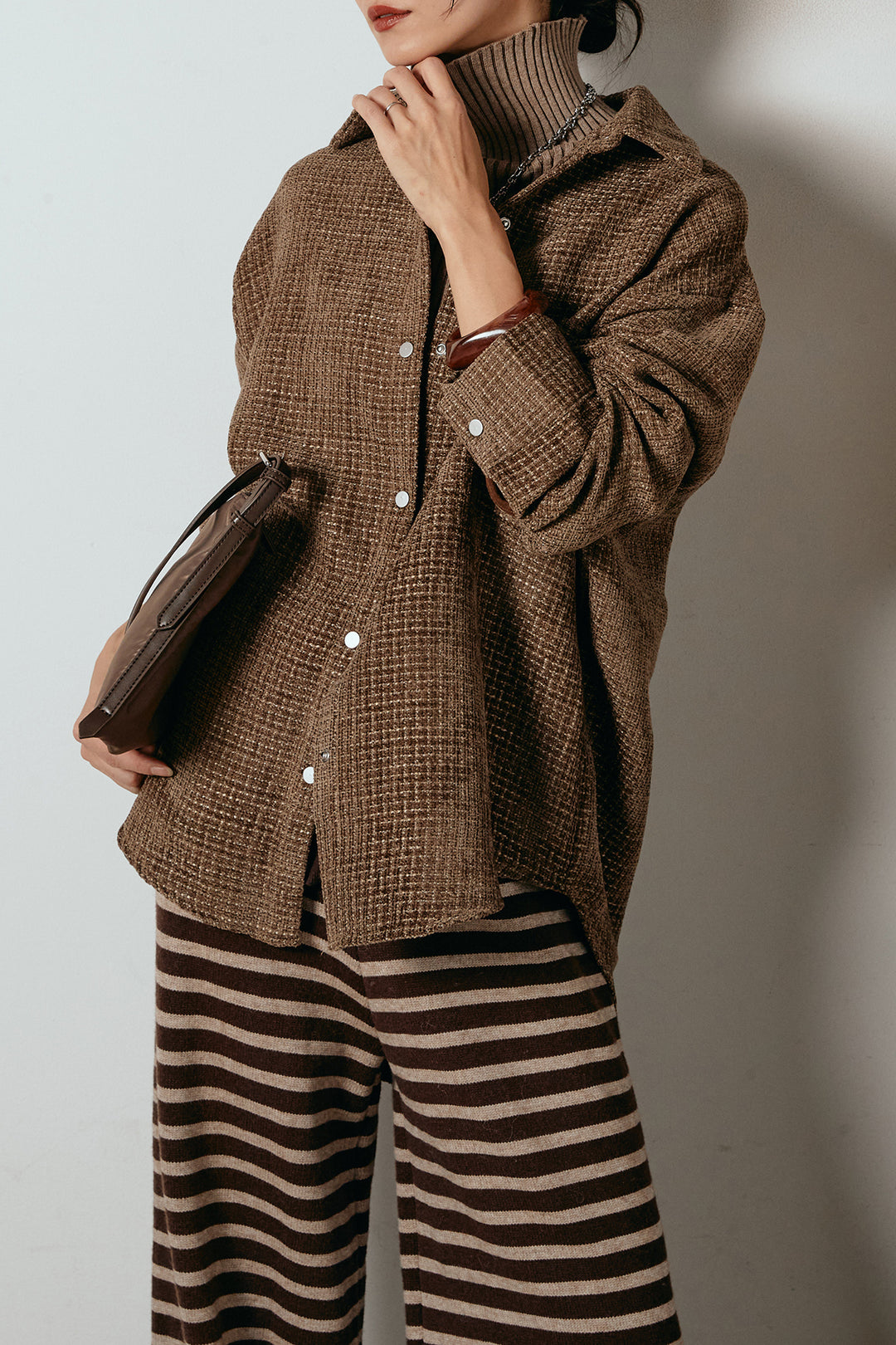 [SET]ルーズクラッシュツイルシャツ+リブニットシームレスタートルプルオーバー+ボーダーリラックスニットパンツ(3set)