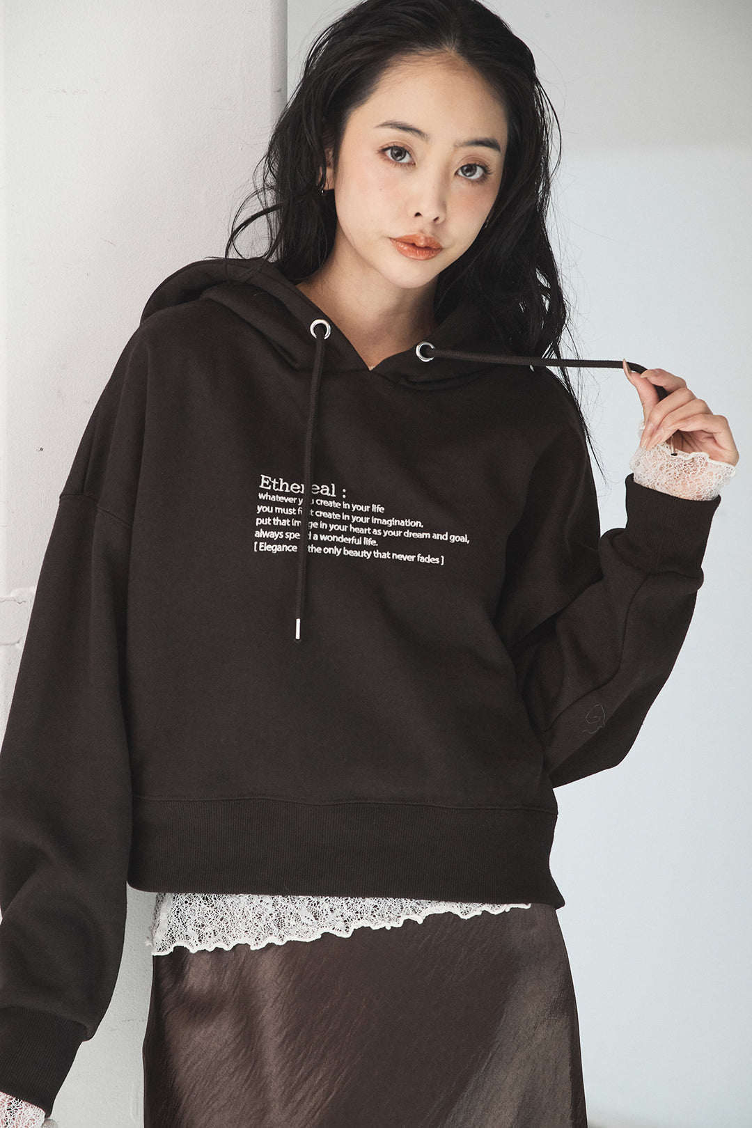 [SET]裏起毛レタリング刺繍フーディショートプルオーバー+裾レースデザインサテンスカート(2set)