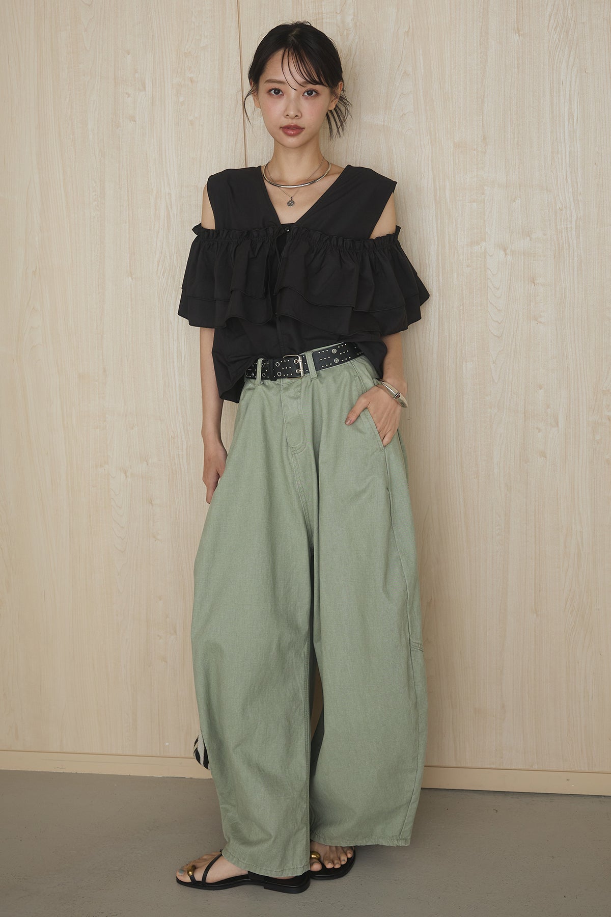 即納】[SET]ブロード2wayフリルトップス+ベルト付きカラーデニムパンツ