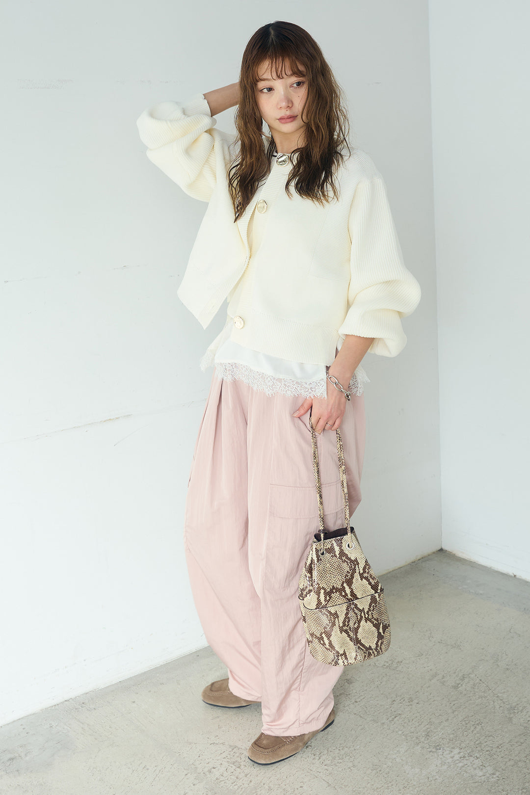 [SET]スポンディッシュBIGボタンクルーネックカーディガン+撥水ジョガーパンツ+ブロード切り替えぺプラムタンク(3set)