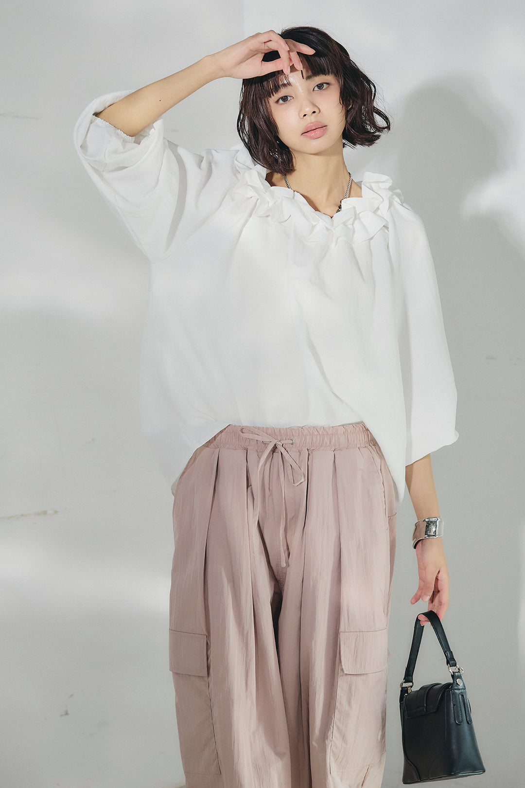 [SET]ネックフリルデザインブラウス+撥水ジョガーパンツ(2set)