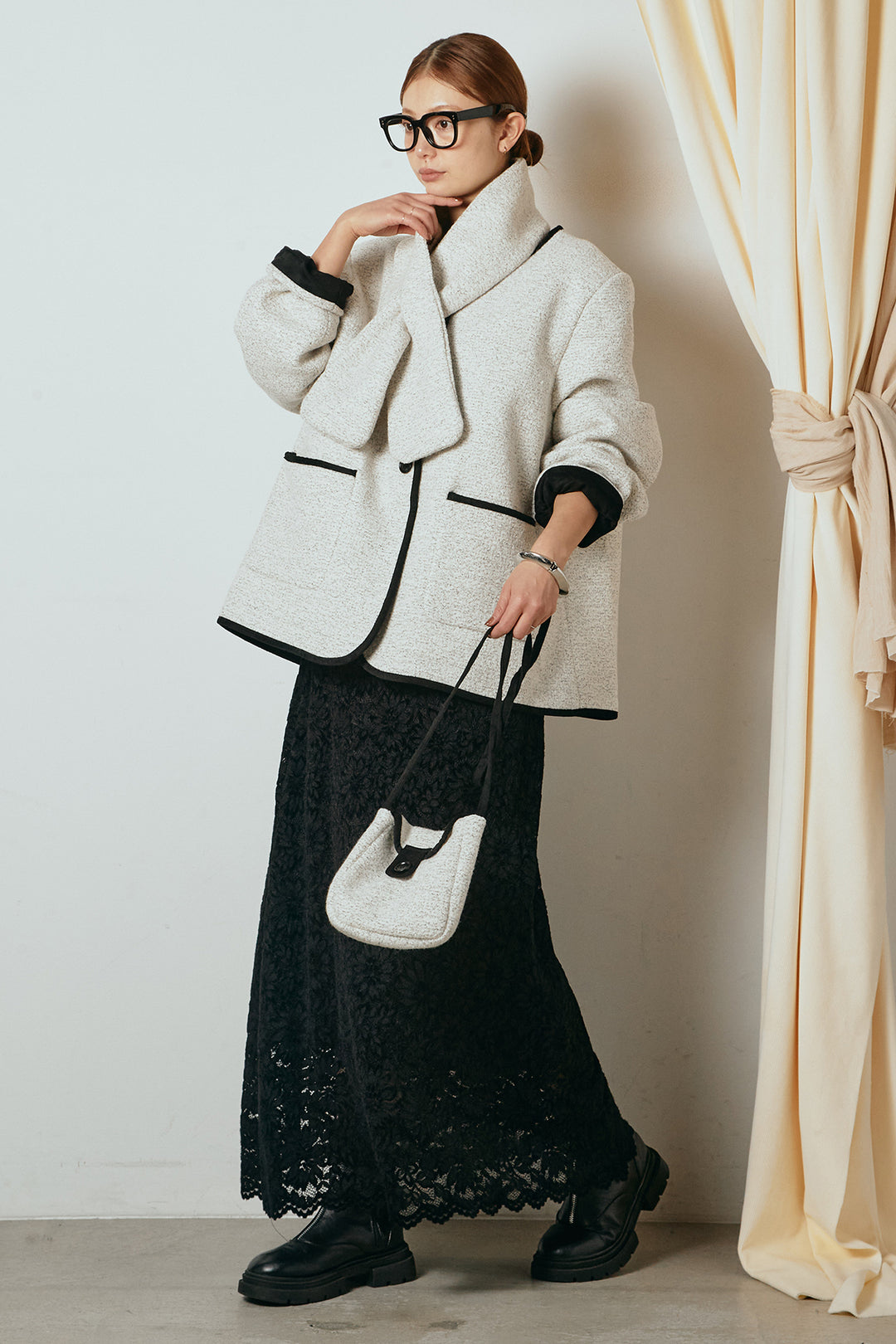 [SET]ノーカラーマフラーバッグ付きアウター+花柄刺繍ベロアフレアスカート(2set)