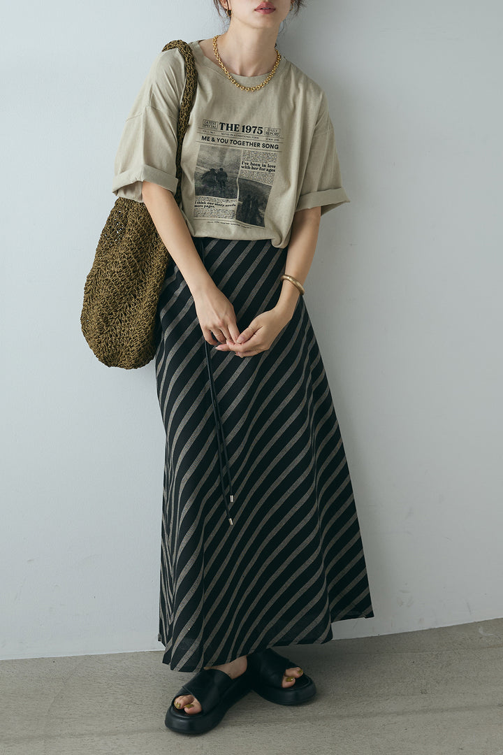 [SET]ニュースペーパーグラフィックTシャツ+ベルト付き斜めライン柄スカート(2set)