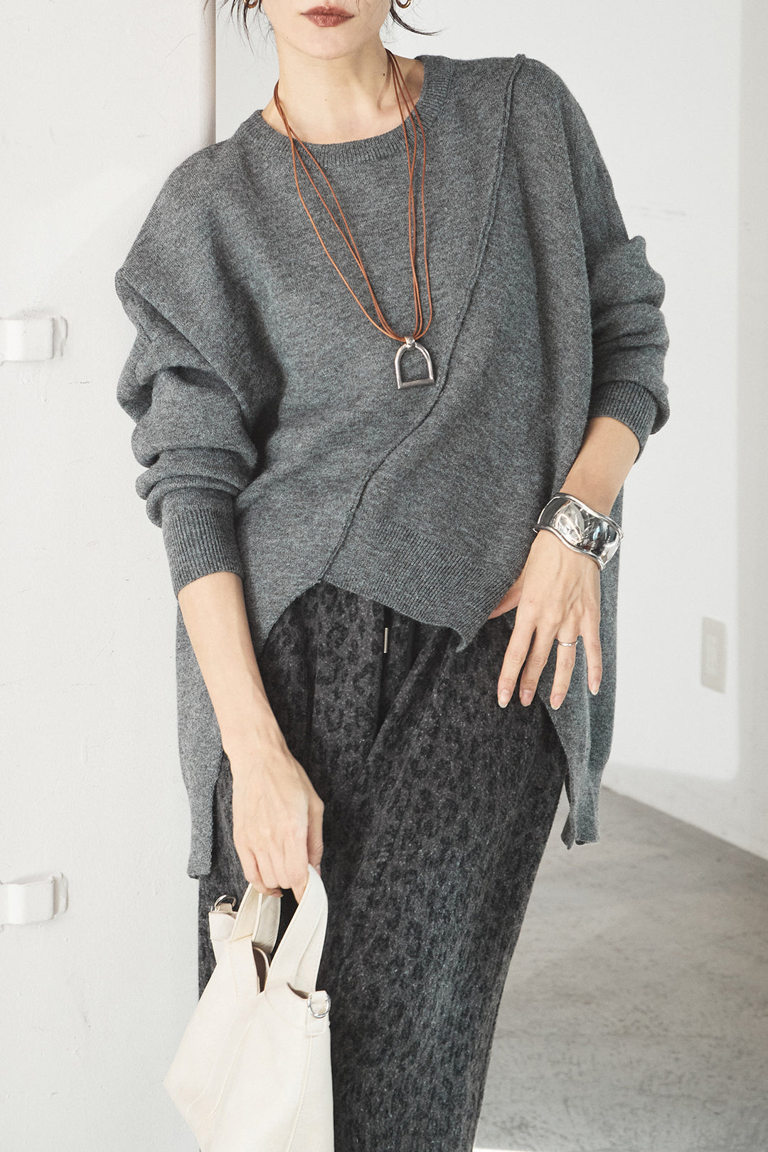 [SET]アシンメトリーデザインニットトップス+リラックスレオパード柄ワイドパンツ(2set)