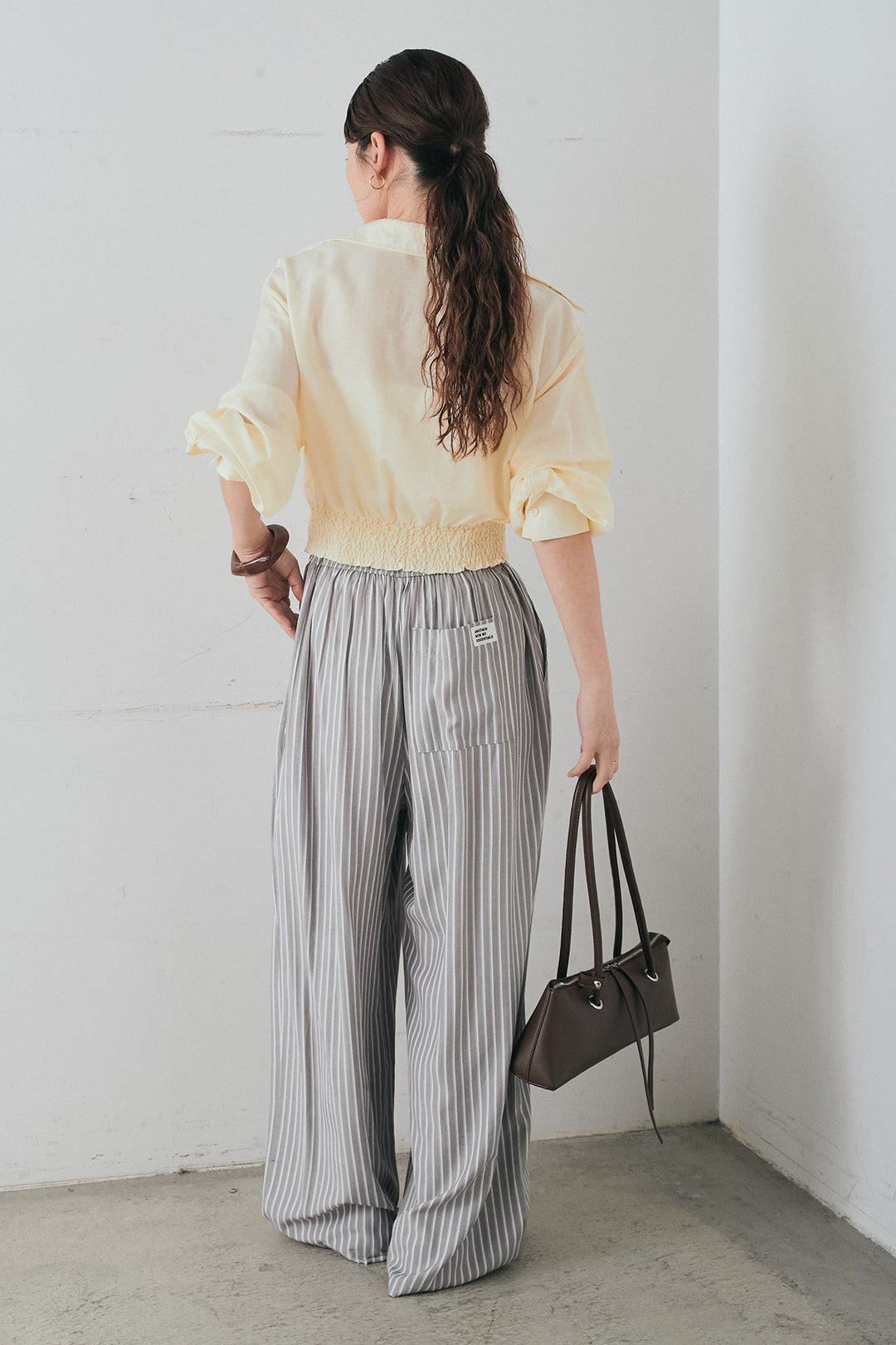 [SET]裾巻きツイストデザインシャツ+レーヨンストライプイージーワイドパンツ(2set)
