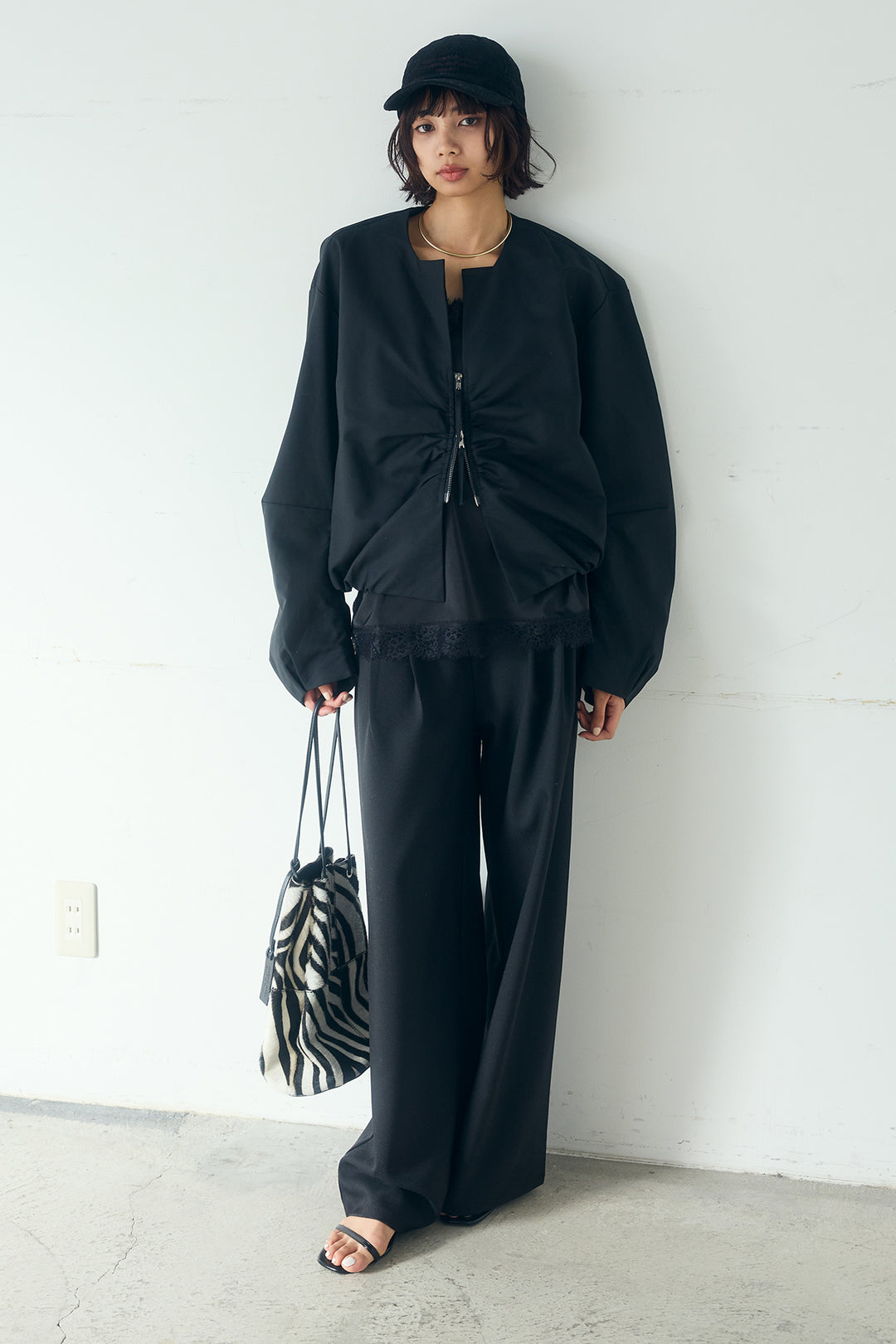 [SET]ノーカラーフロントギャザージップアウター+斜めボタンタック入りスラックス+ブロード切り替えぺプラムタンク(3set)