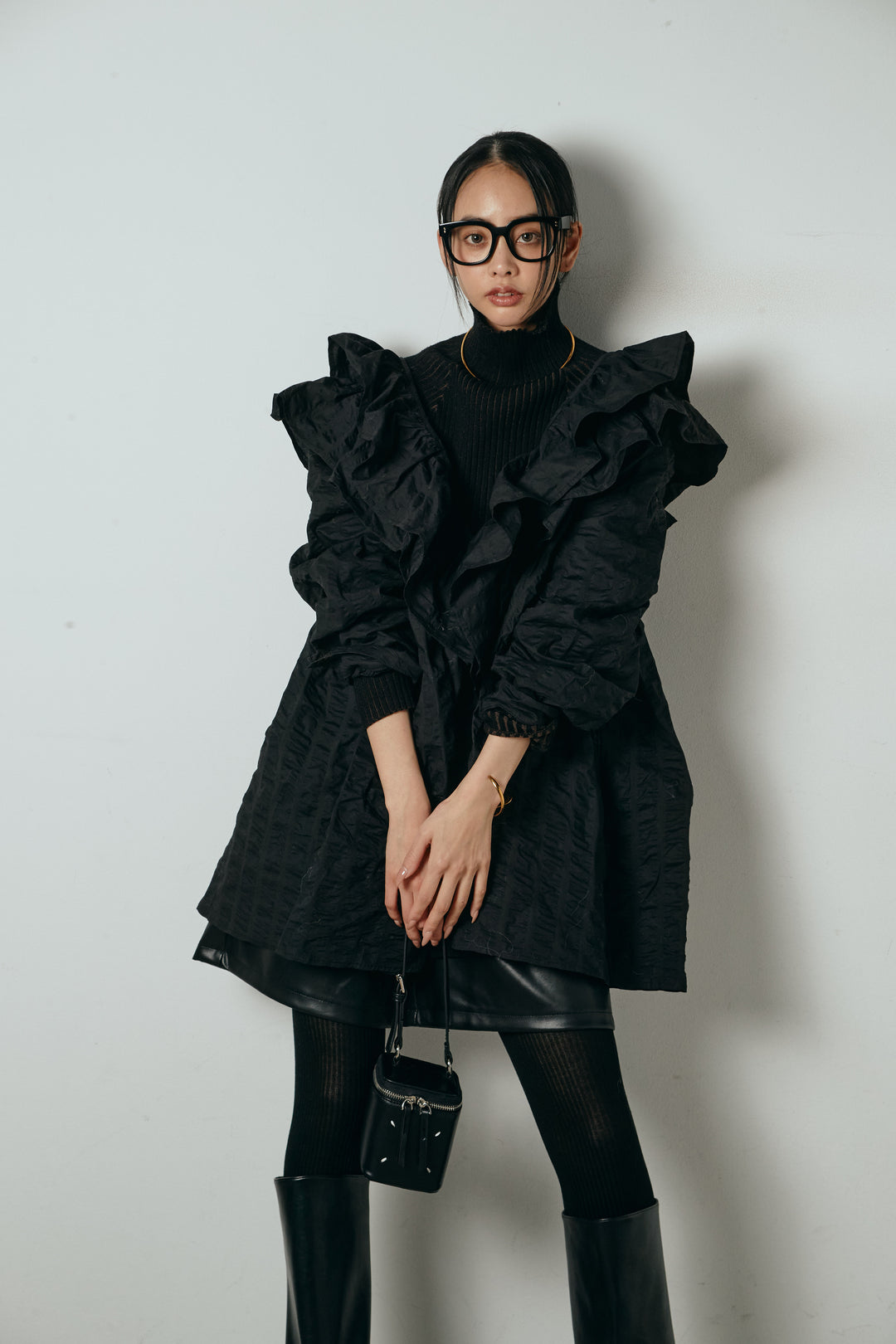 [SET]Vネックフリルカラーブラウス+ストレッチエコレザーバミューダパンツ(2set)