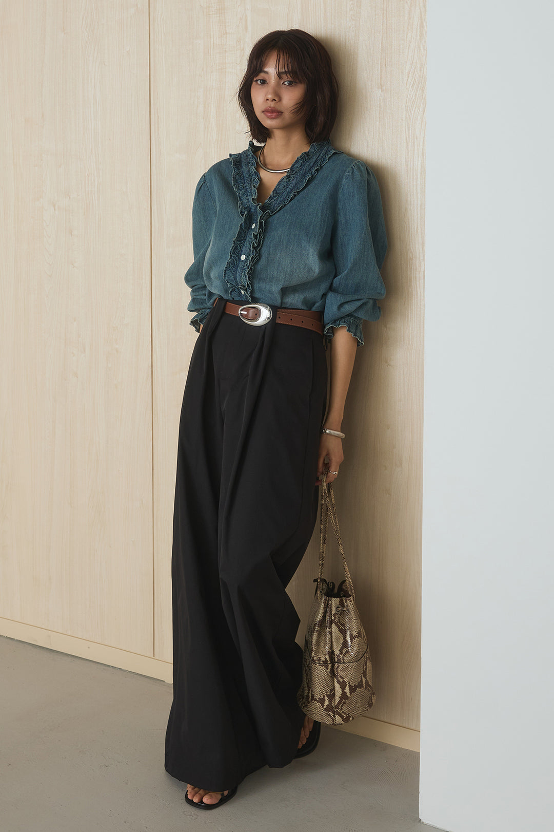 [SET]Vネックデニムフリルトップス+ベルトループデザインハイウエストタックパンツ(2set)