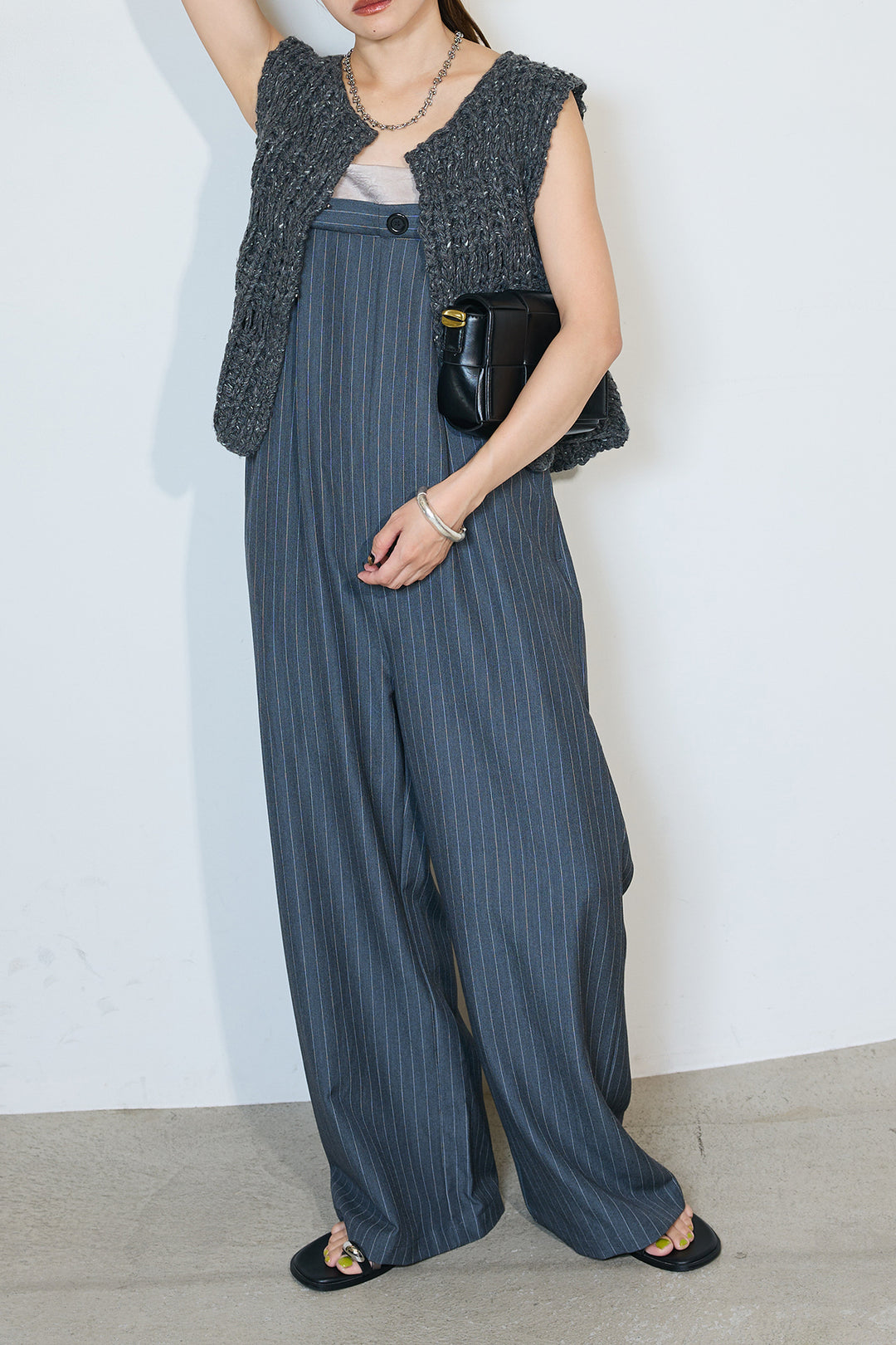 【155cmモデル着用】[SET]ネップハンドロービングニットベスト+切り替えサテンピンストライプオールインワン(2set)