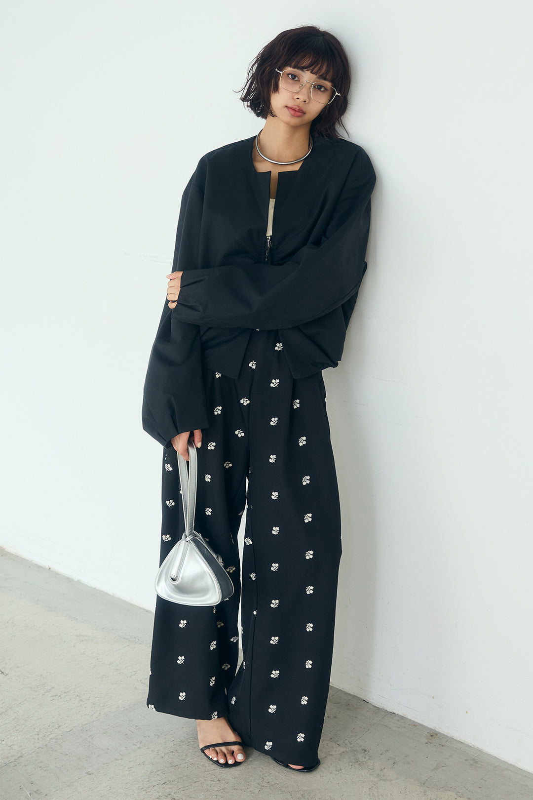 [SET]ノーカラーフロントギャザージップアウター+花柄刺繍ツイルタックパンツ(2set)