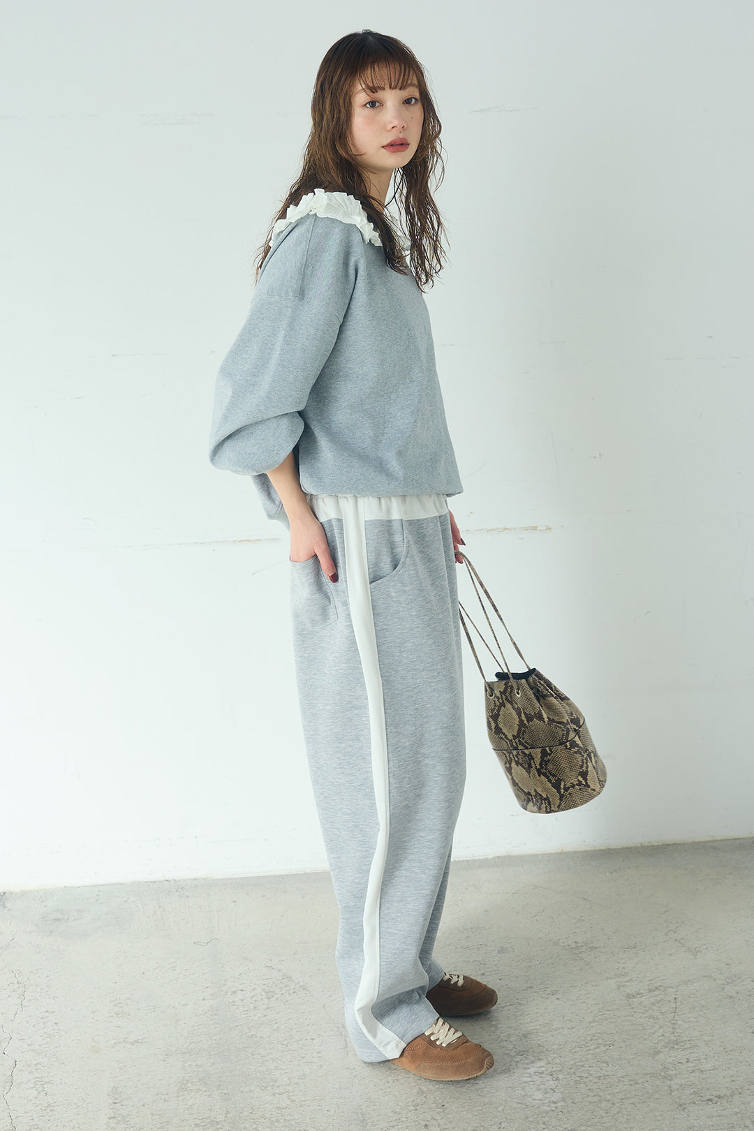 [SET]ネックギャザーフリルスウェット+異素材切り替えスウェットパンツ(2set)