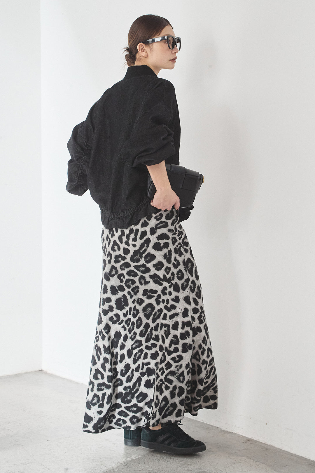 [SET]袖シャーリング裾フリルデニムブルゾン+レオパードサテンナロースカート(2set)