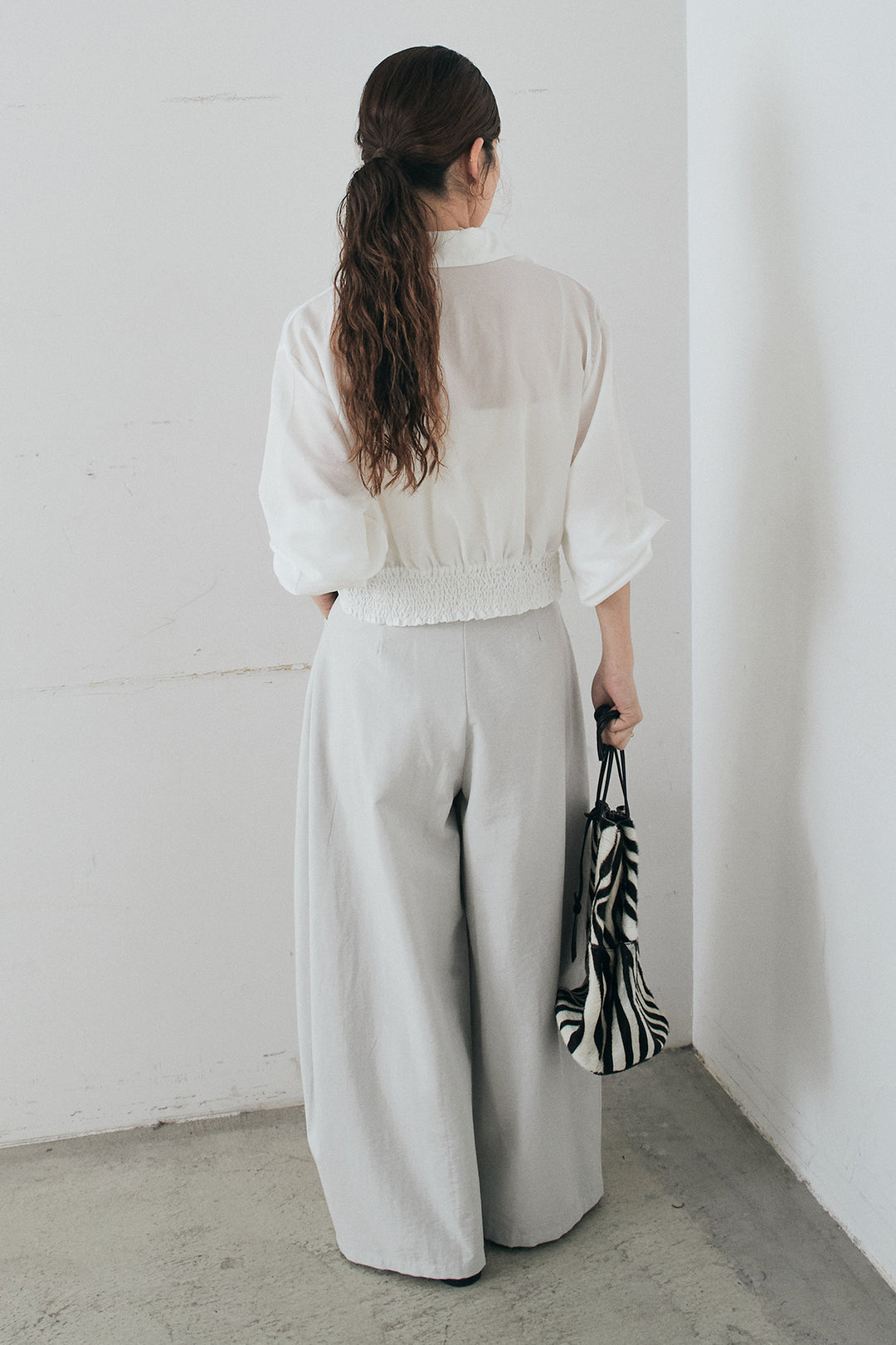 [SET]裾巻きツイストデザインシャツ+ベルト付きサイドタックワイドパンツ(2set)