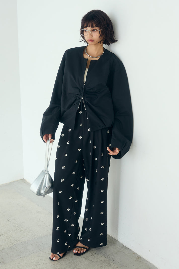 [SET]ノーカラーフロントギャザージップアウター+花柄刺繍ツイルタックパンツ(2set)