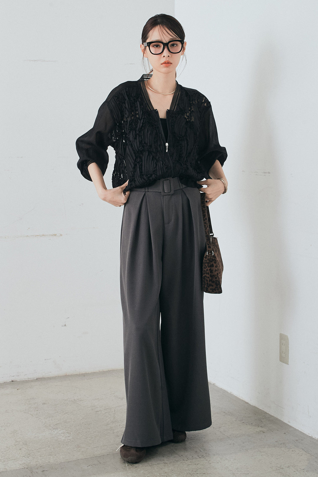 [SET]モチーフ付きシアーブルゾン+ベルト付きツータックワイドパンツ(2set)