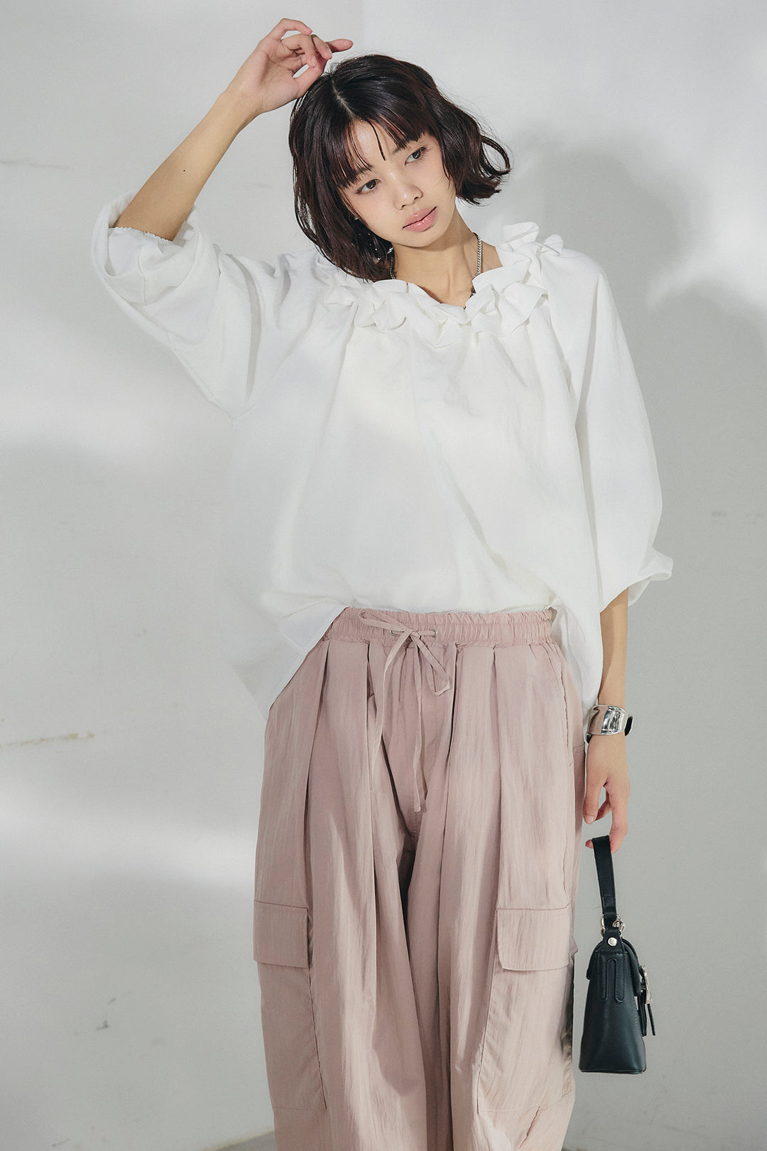 [SET]ネックフリルデザインブラウス+撥水ジョガーパンツ(2set)
