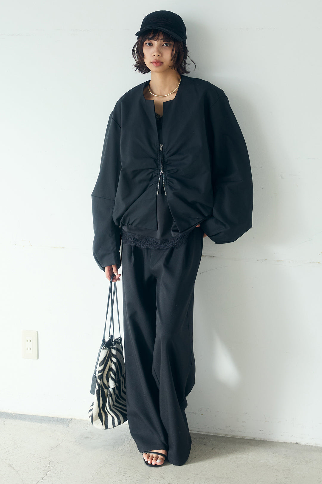 [SET]ノーカラーフロントギャザージップアウター+斜めボタンタック入りスラックス+ブロード切り替えぺプラムタンク(3set)