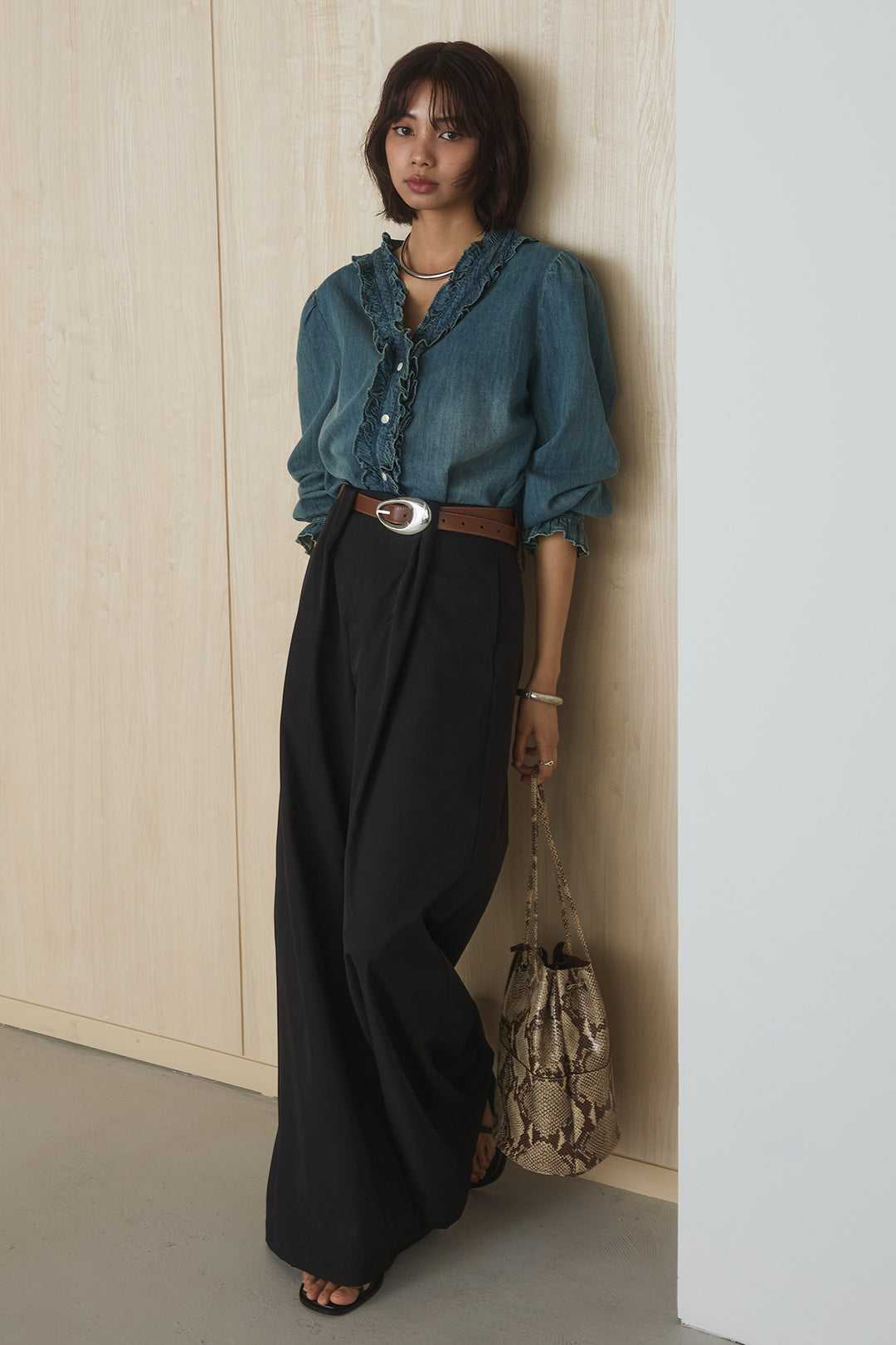 [SET]Vネックデニムフリルトップス+ベルトループデザインハイウエストタックパンツ(2set)