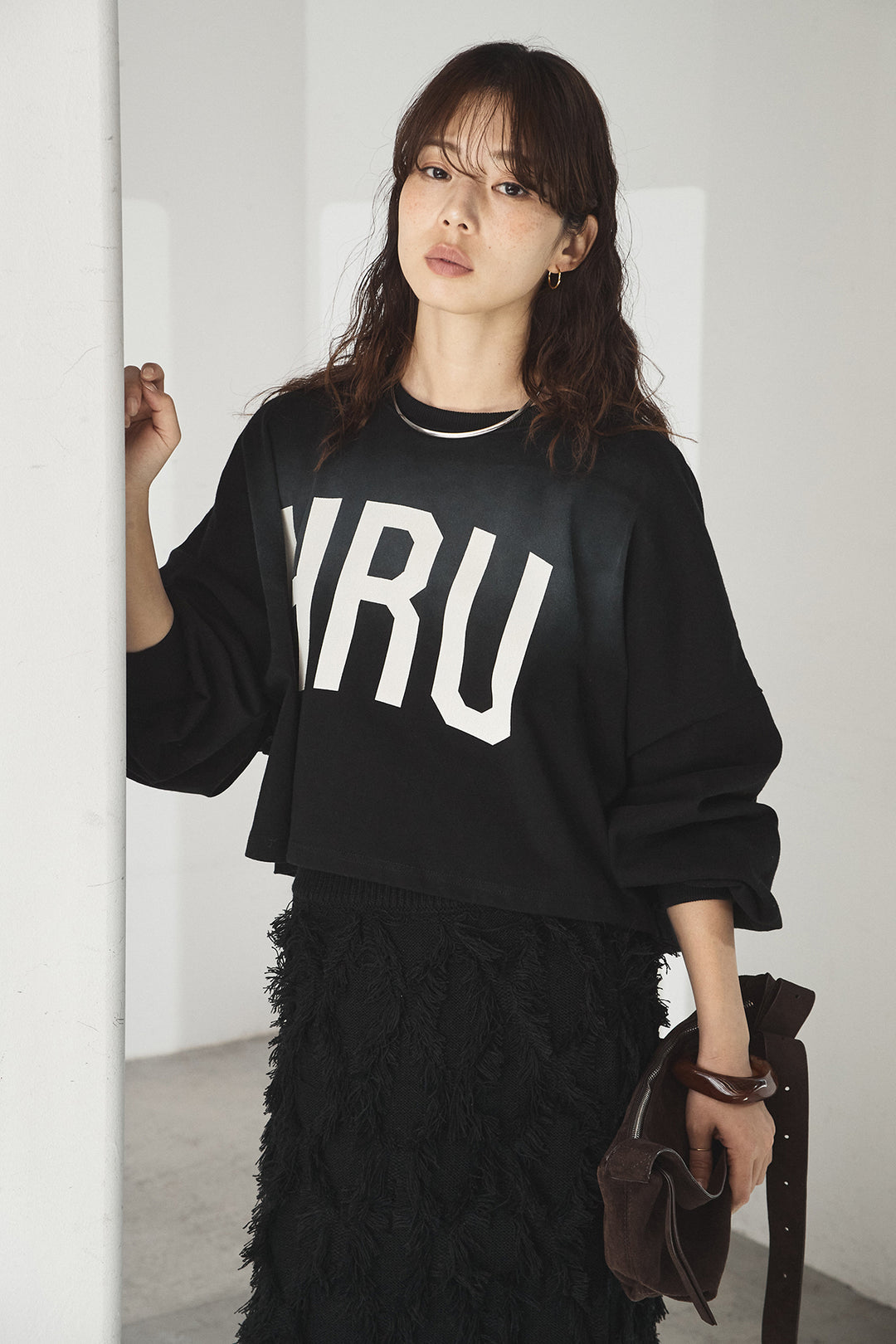 [SET]ビッグロゴHRU袖ボリュームトップス+カットフリンジニットタイトスカート(2set)