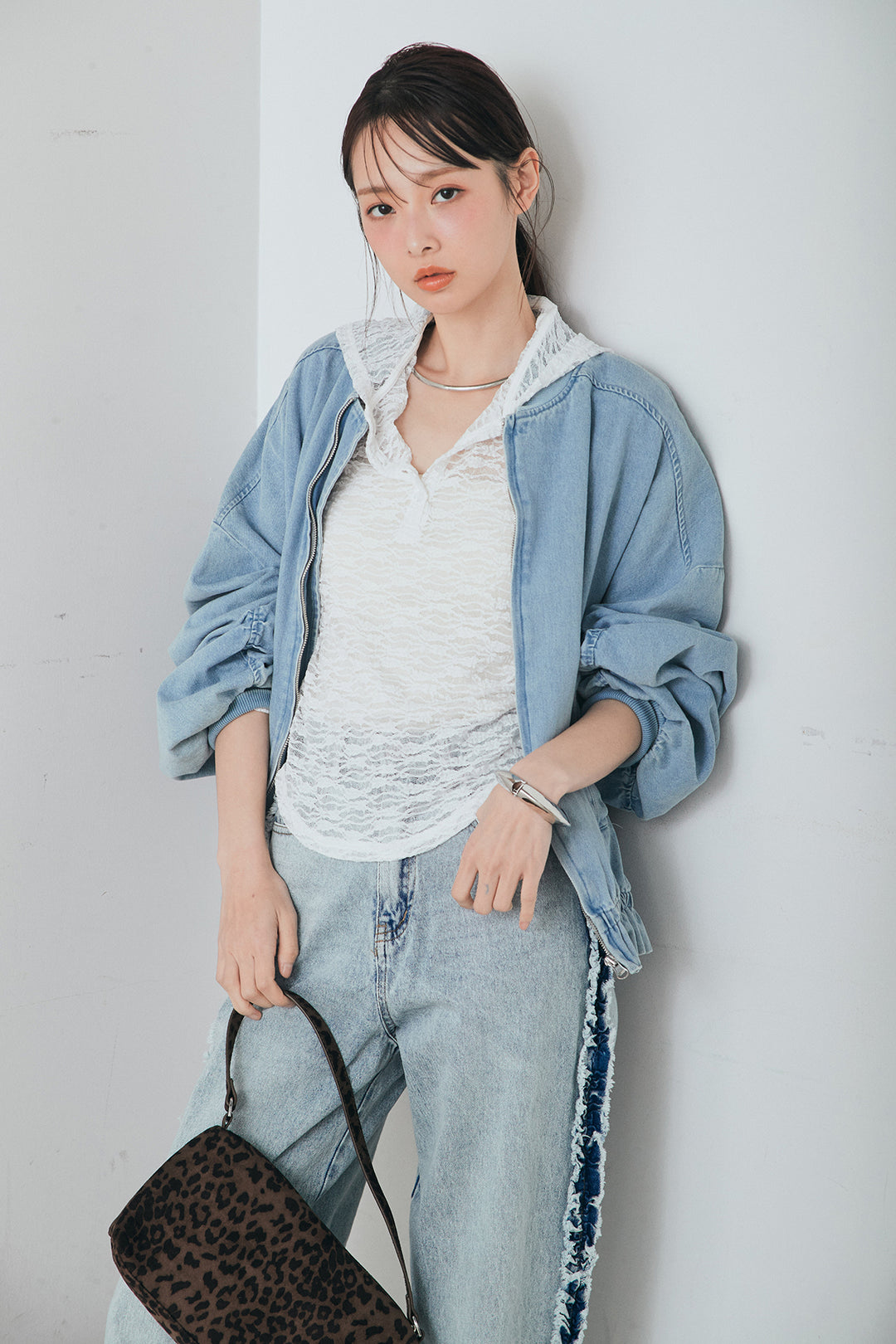 [SET]袖シャーリング裾フリルデニムブルゾン+デニムサイドフリルパンツ+ストレッチレースフーディサムホールプルオーバー(3set)