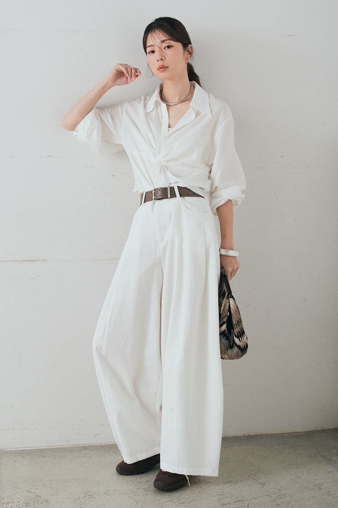 [SET]裾巻きツイストデザインシャツ+ベルト付きサイドタックワイドパンツ(2set)