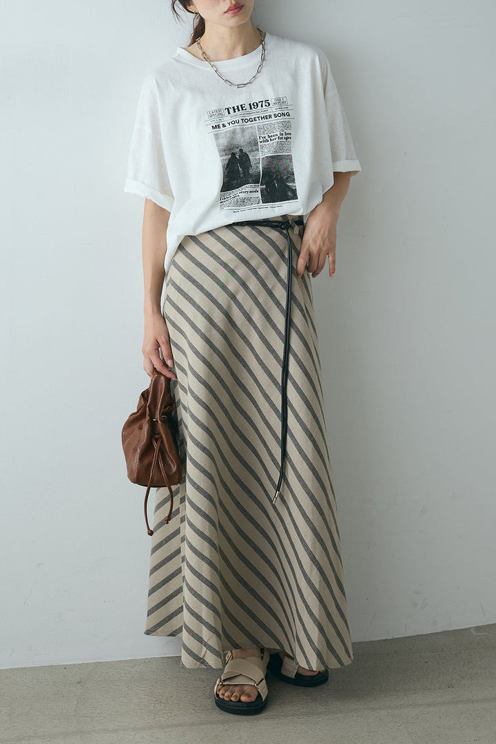 [SET]ニュースペーパーグラフィックTシャツ+ベルト付き斜めライン柄スカート(2set)